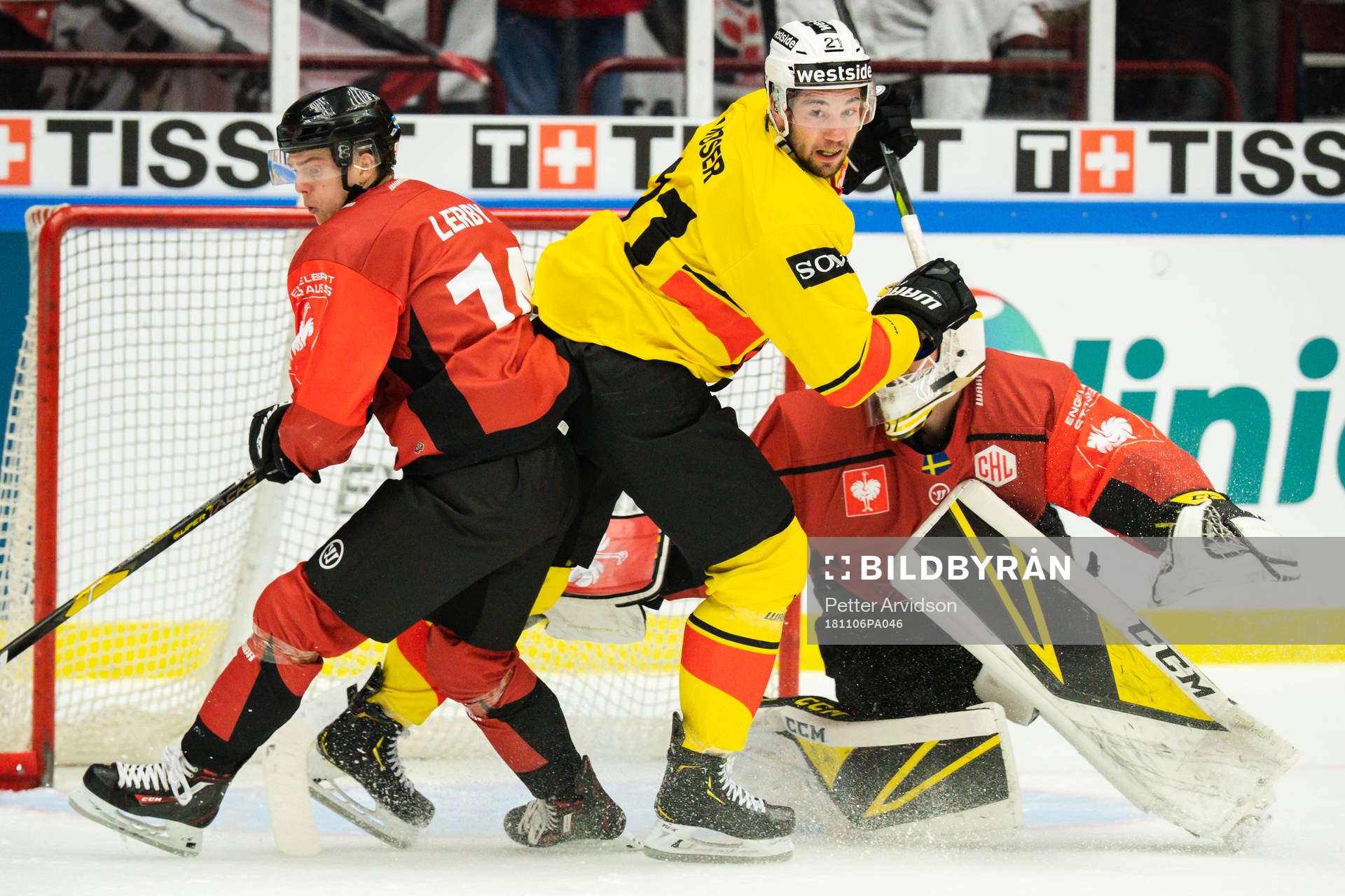 Simon Moser of Bern and goalkeeper Lars Volden of Malmö
