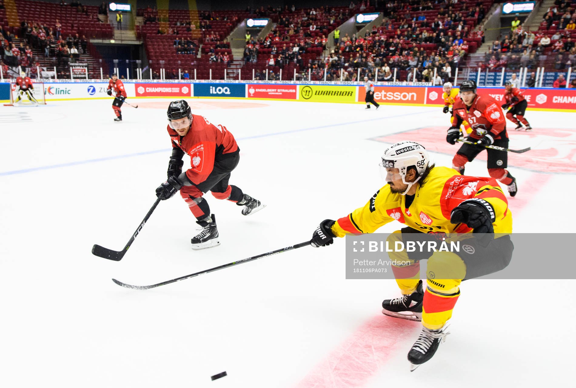 Frederik Storm of Malmö Redhawks and Eric Blum of Bern