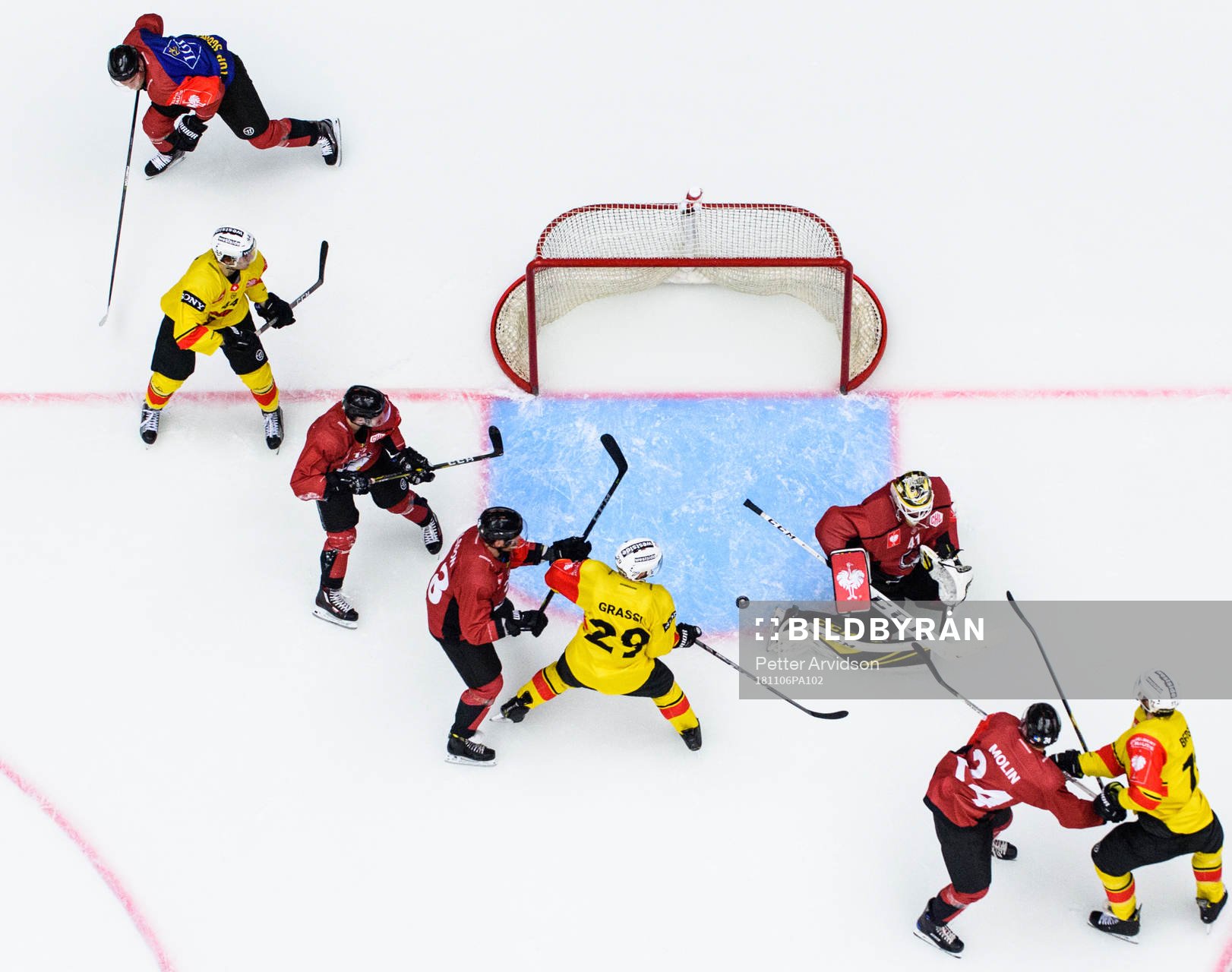 Daniele Grassi and Yanik Burren of Bern worrier against