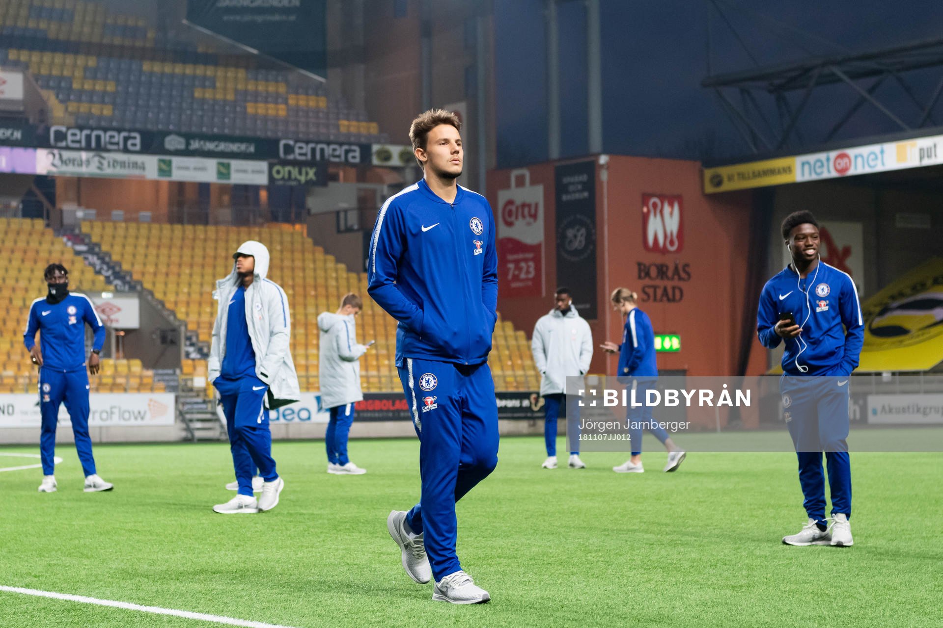 Chelseas spelarna inspekterar arenan
