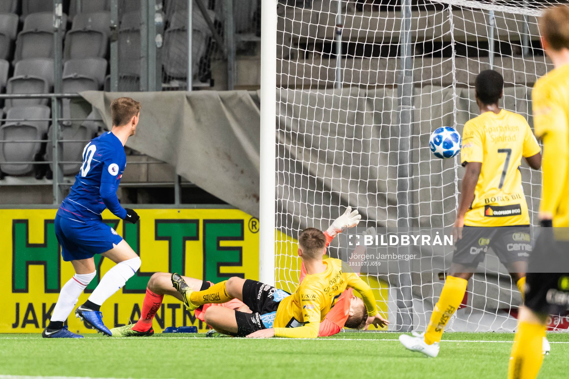 Chelseas Charlie Brown gör 0-1 bakom Elfsborgs målvakt