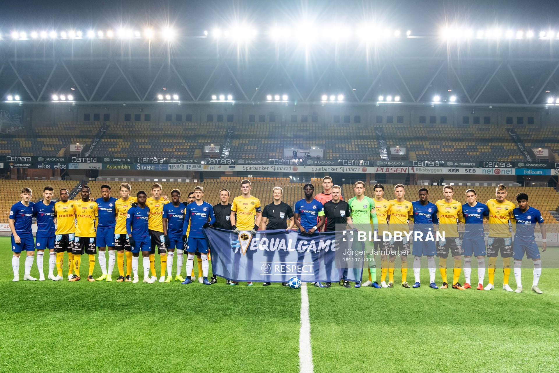 Domarteamet, och spelarna med banderollen #equalgame och