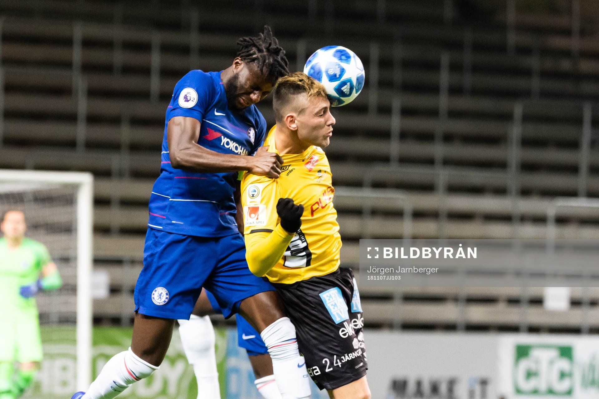 Chelseas Joseph Colley och Elfsborgs Alexsandar Ceganjac under fotbollsmatchen i UEFA Youth League mellan Elfsborg och Chelsea den 7 november 2018 i Borås.