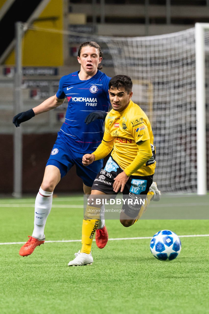 Elfsborgs Nattnael Zerai och Chelseas Conor Gallagher under fotbollsmatchen i UEFA Youth League mellan Elfsborg och Chelsea den 7 november 2018 i Borås.