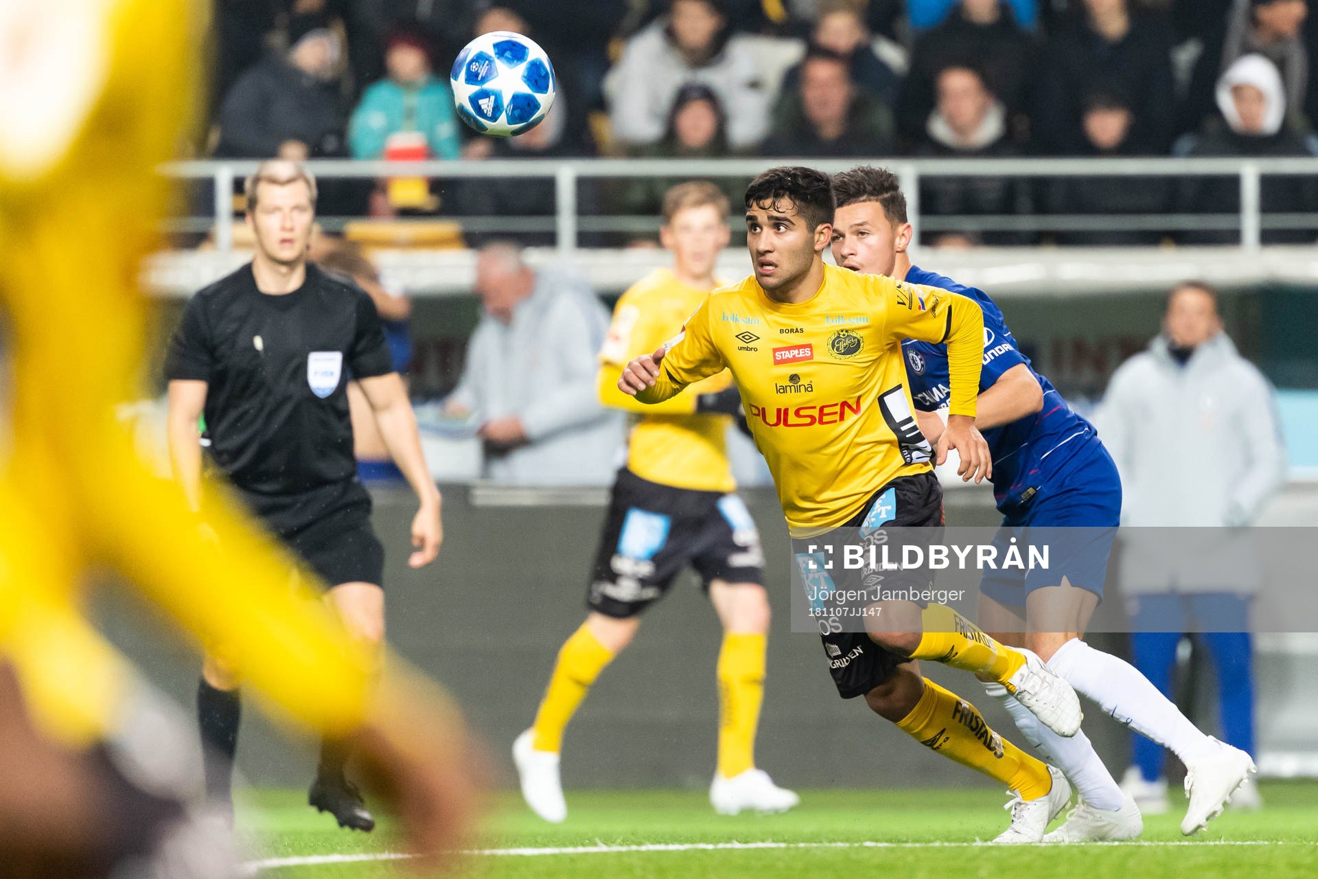 Elfsborgs Eduart Iljazi och Chelseas George McEachran under fotbollsmatchen i UEFA Youth League mellan Elfsborg och Chelsea den 7 november 2018 i Borås.