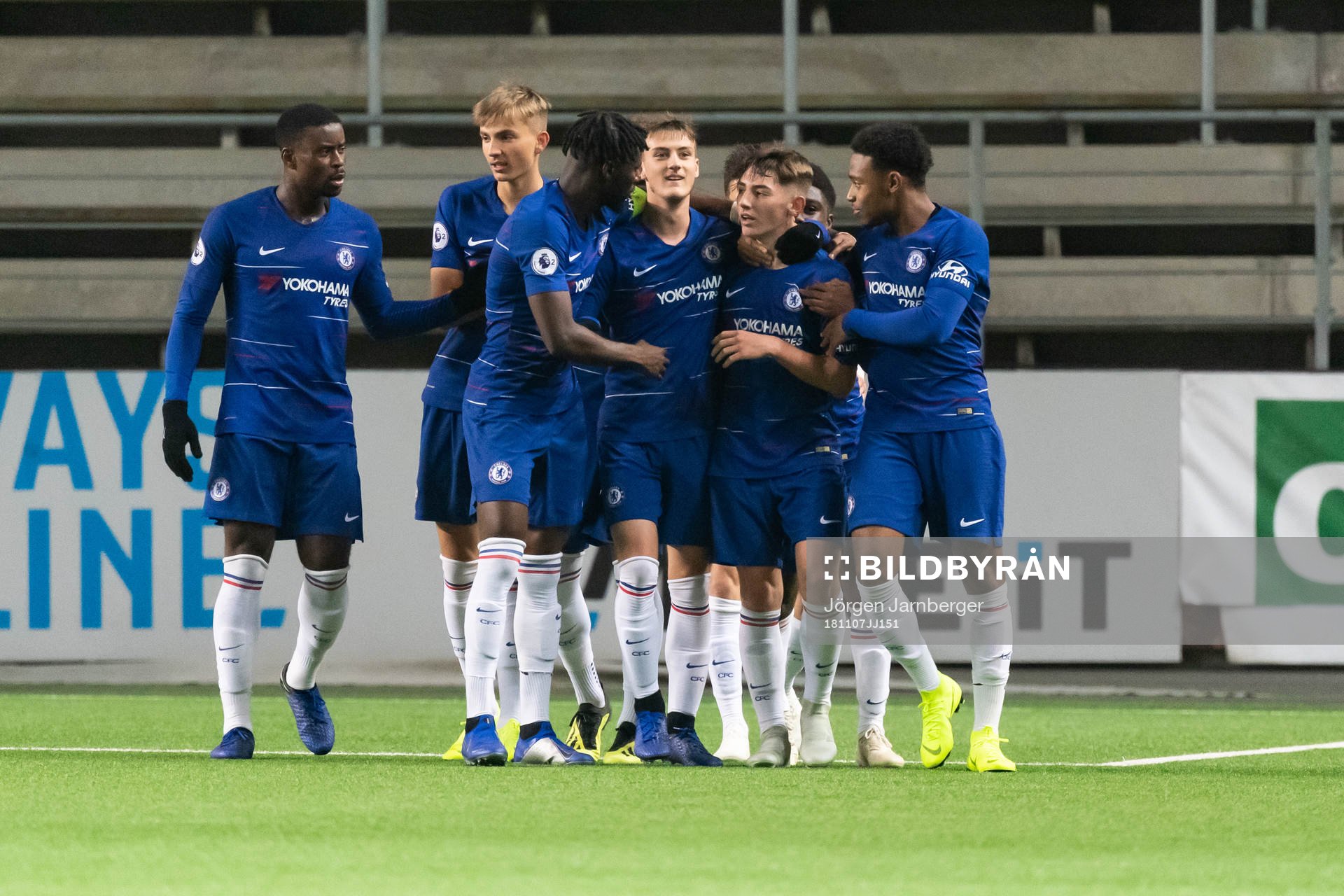 Chelseas Charlie Brown kramas om av lagkamraterna efter att gjort 0-3 under fotbollsmatchen i UEFA Youth League mellan Elfsborg och Chelsea den 7 november 2018 i Borås.