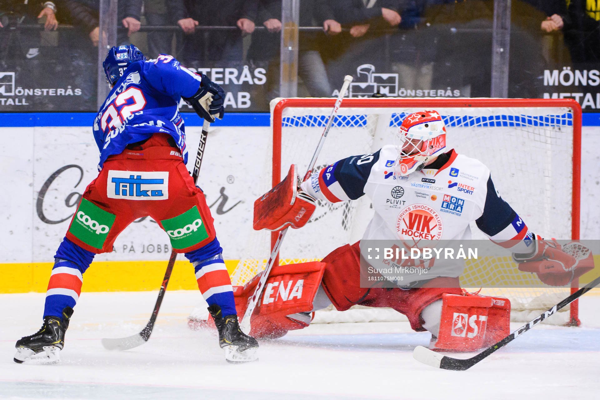 Oskarshamns Markus Modigs och Västerviks målvakt Viktor