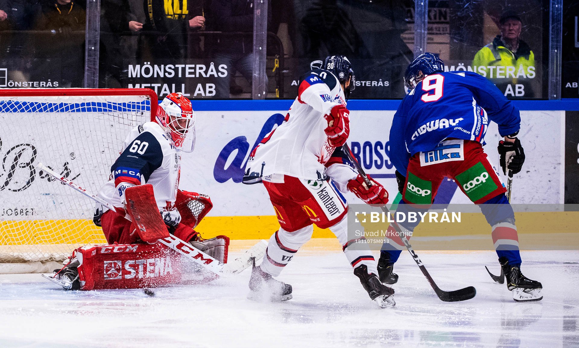 Oskarshamns Janne Kivilahti och Västerviks målvakt Viktor
