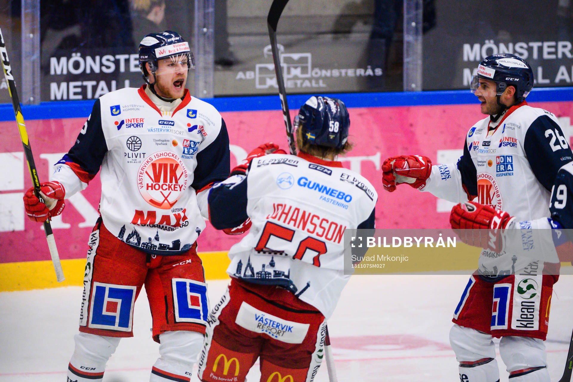 Västerviks Philip Rondahl jublar med lagkamrater