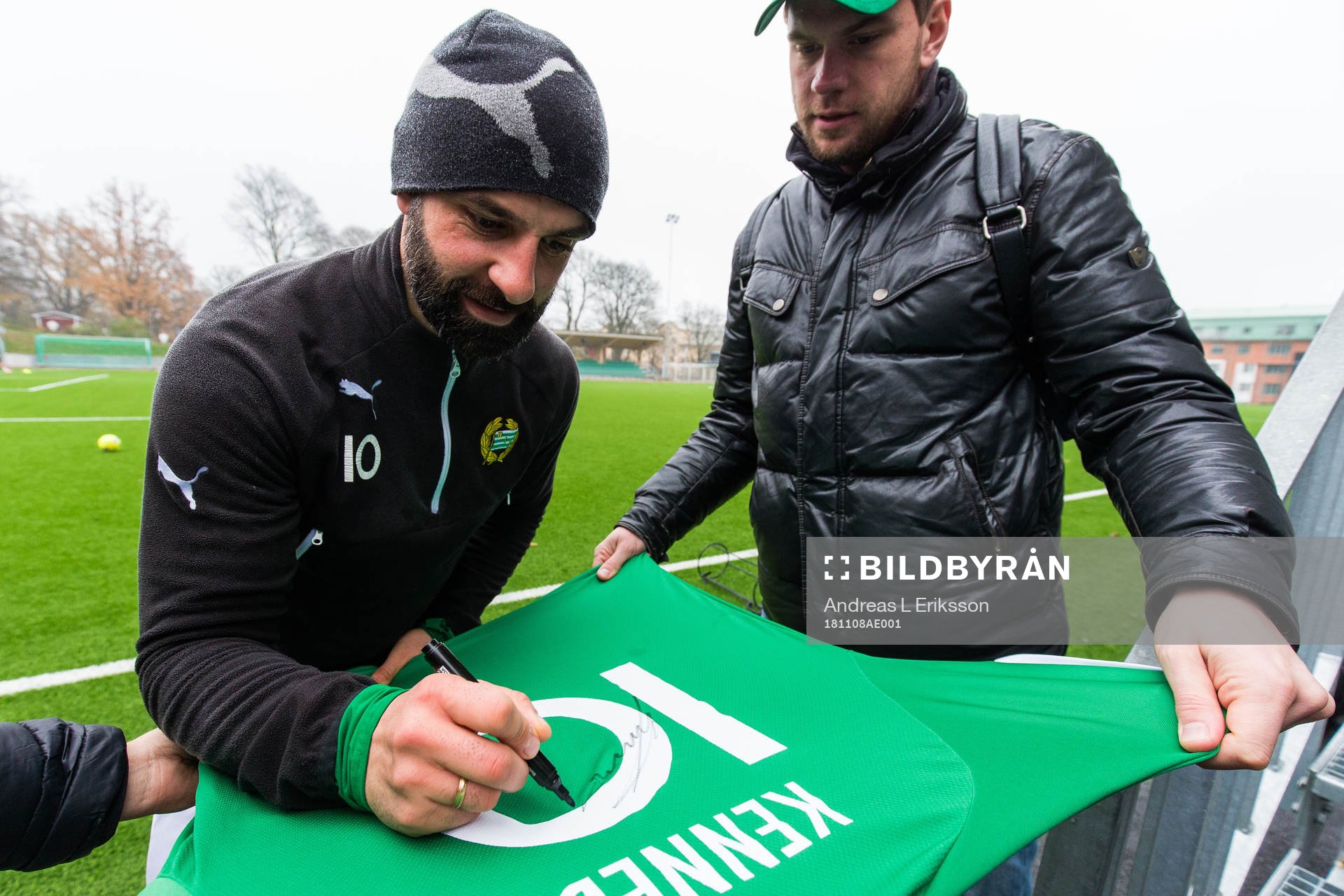 Hammarbys Kennedy Bakircioglu skriver autografer efter en träning den 8 november 2018 i Stockholm. 