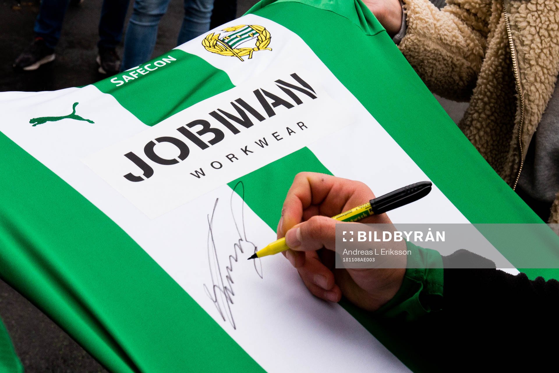 Hammarbys Kennedy Bakircioglu skriver autografer efter en träning den 8 november 2018 i Stockholm. 