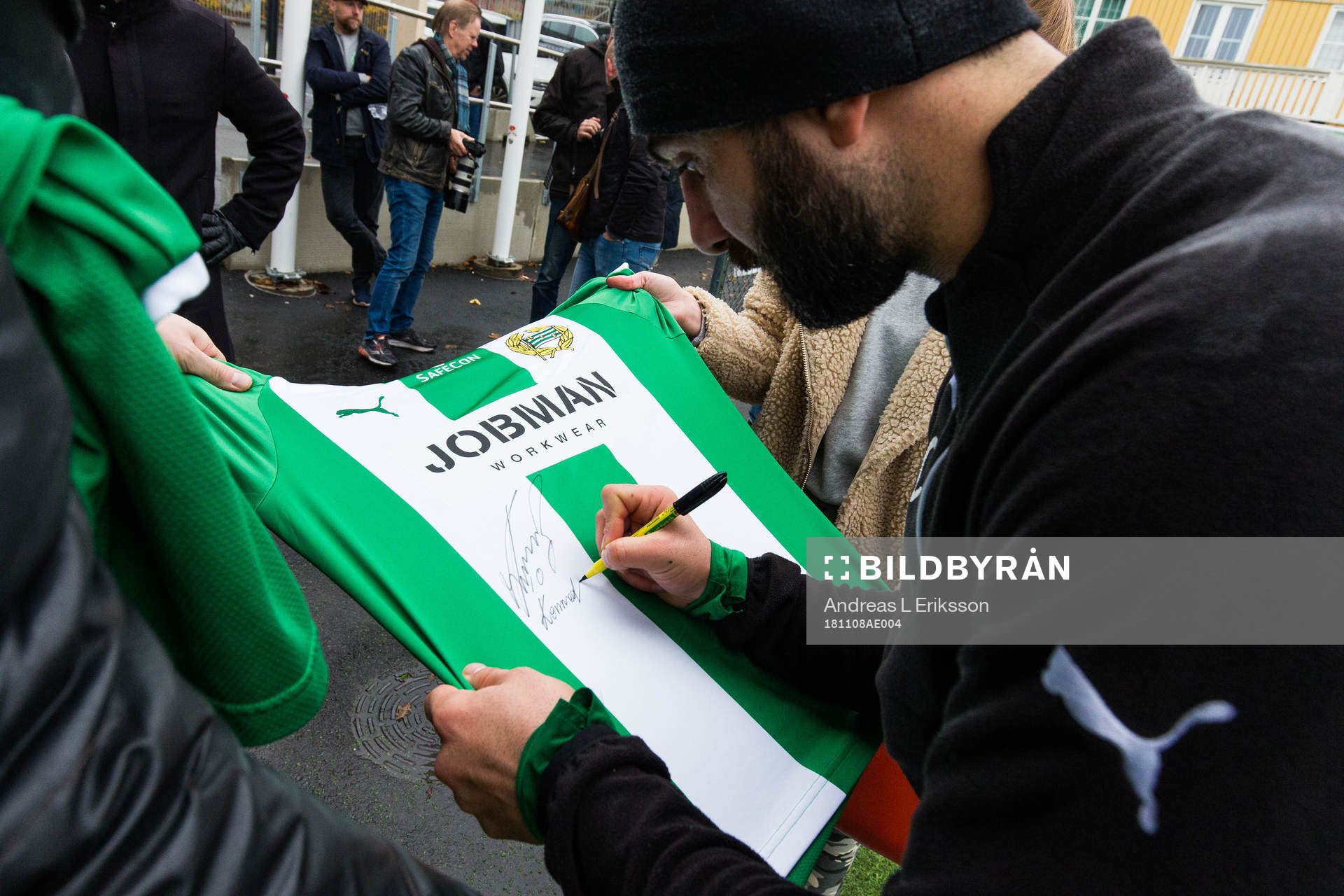 Hammarbys Kennedy Bakircioglu skriver autografer