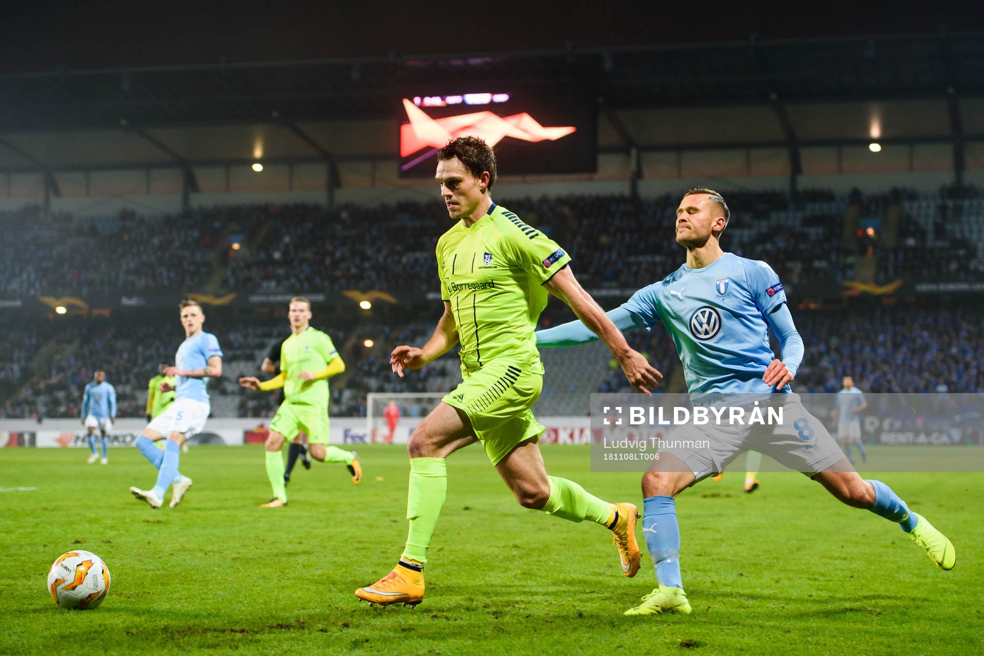 Arnór Ingvi Traustason of Malmö FF  and Matti Lund