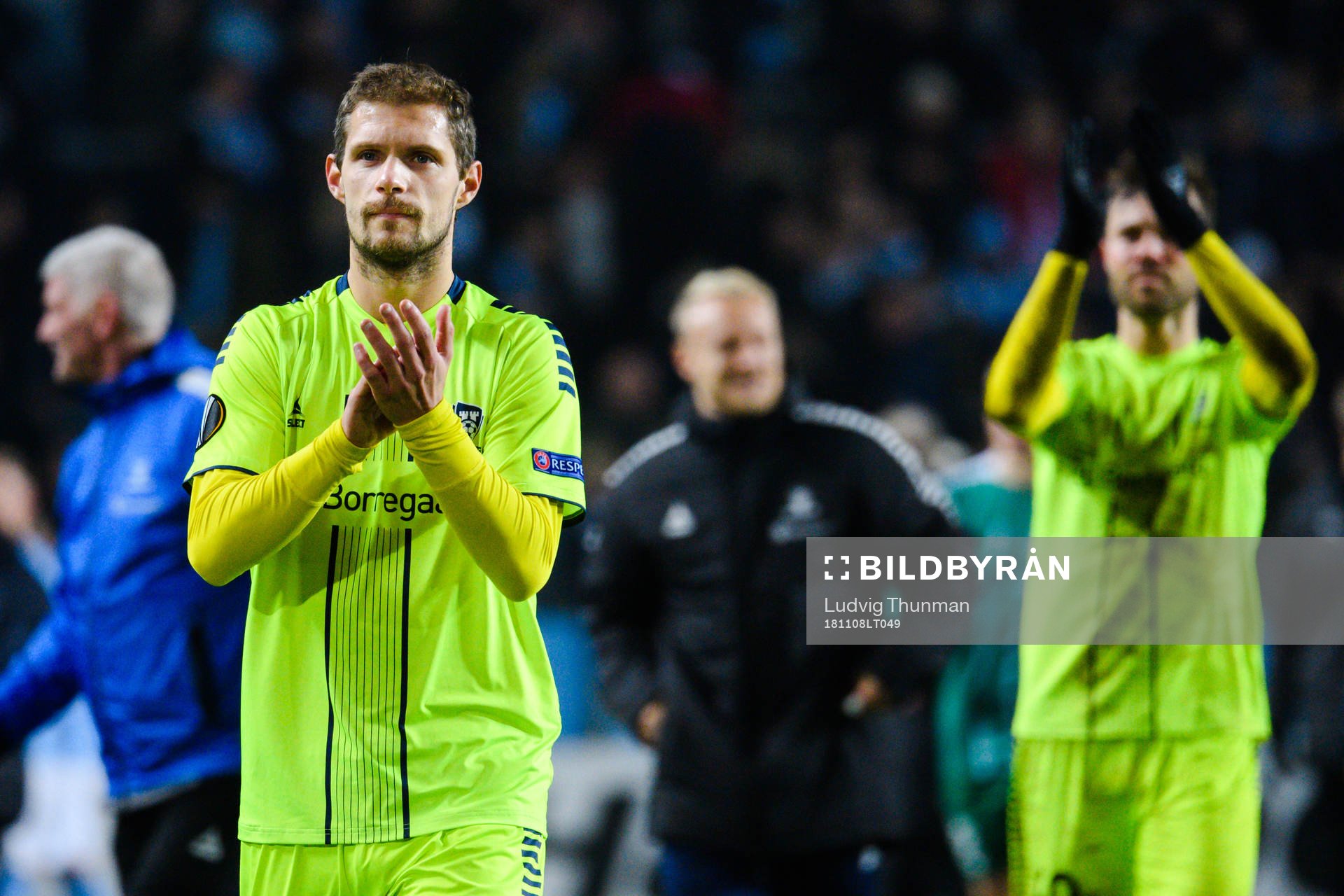 Joackim Jørgensen of Sarpsborg 08 thanks the supporters