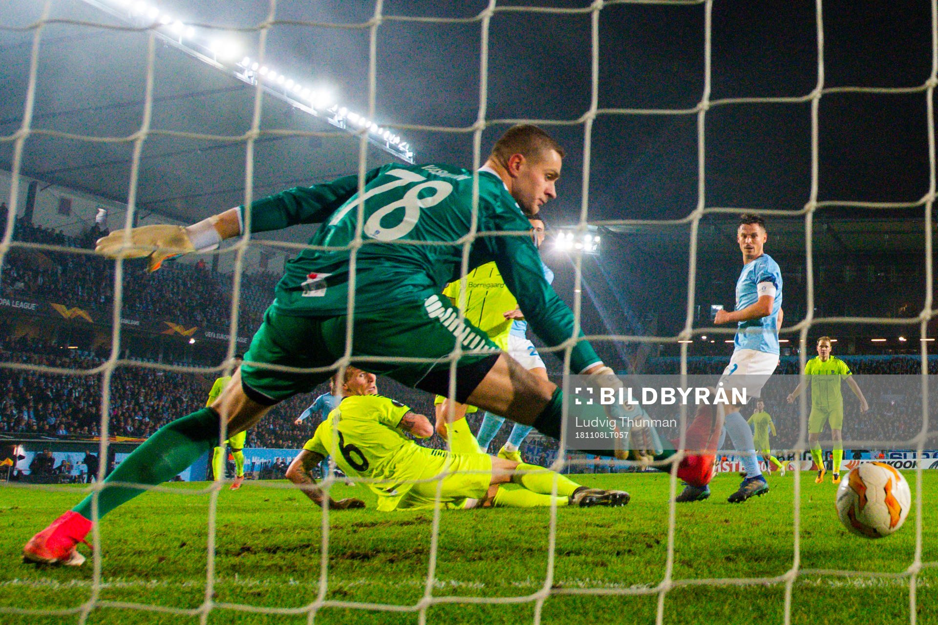Marcus Antonsson of Malmö FF scores 1-1 behind Goalkeeper