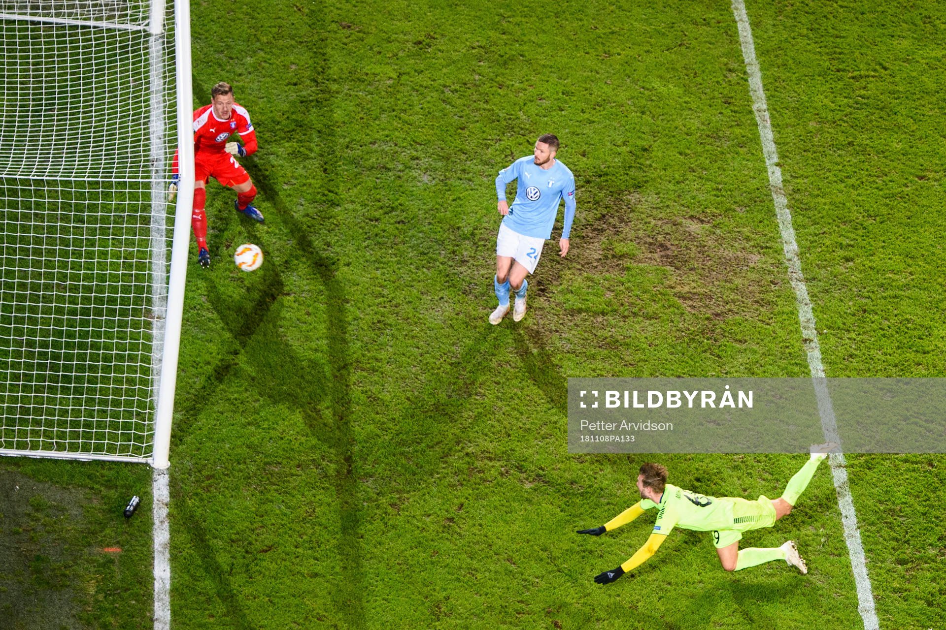 Patrick Mortensen of Sarpsborg 08 scores the 0-1 goal behind goalkeeper Johan Dahlin of Malmö FF during the Europa League group stage match between Malmö FF and Sarpsborg 08 on November 8, 2018 in Malmö.