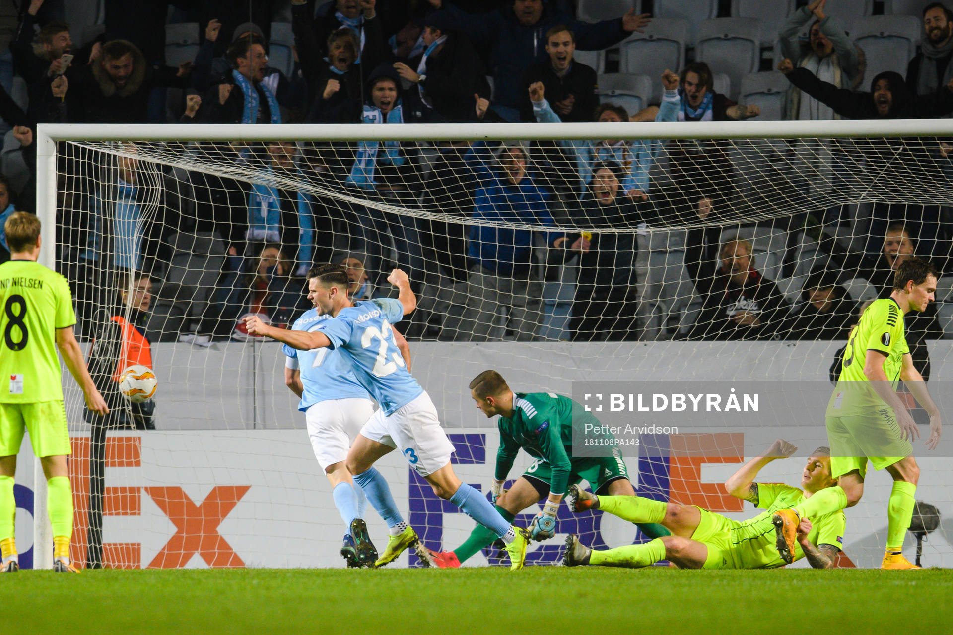 Marcus Antonsson of Malmö FF scores 1-1