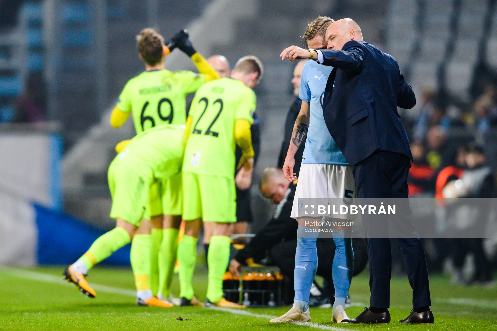 Head coach Uwe Rösler in a conversation with Sören Rieks