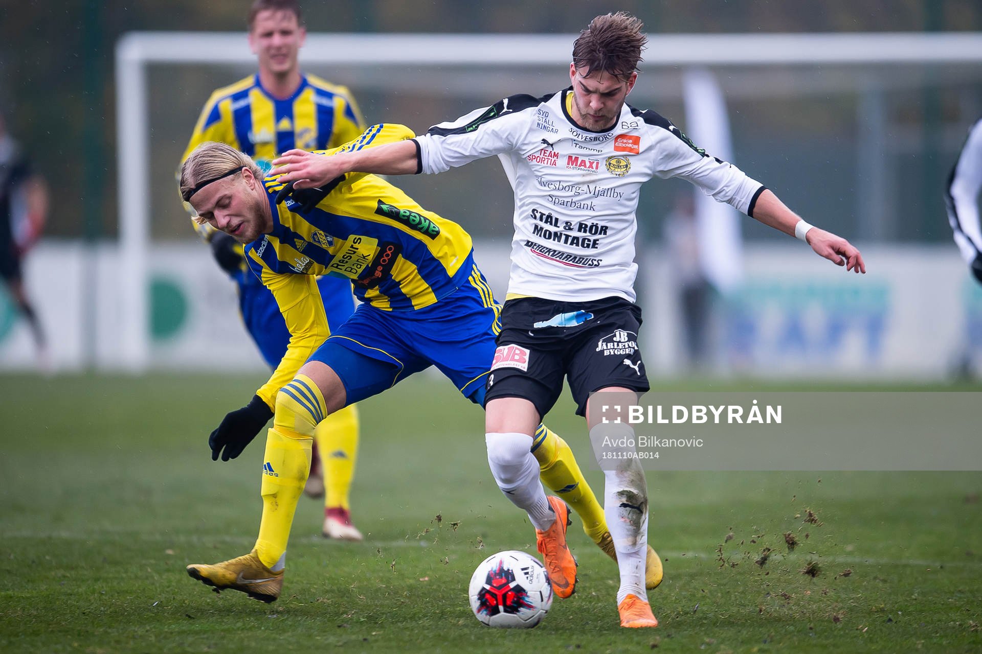Eskilsminnes Oliver Åkerman och Mjällbys Amer Eriksson