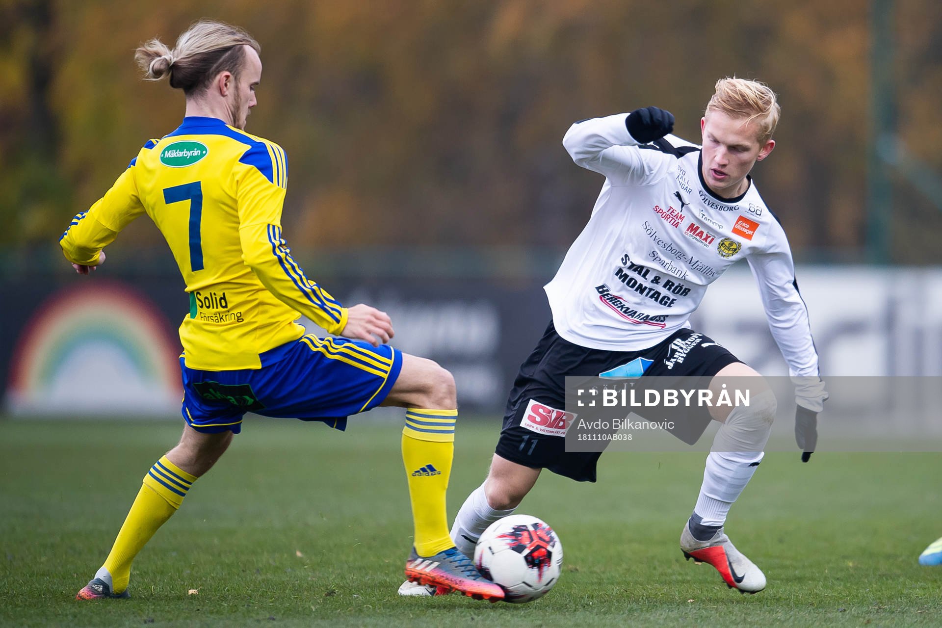 Eskilsminnes David Svensson och Mjällbys Hampus Holgersson  under fotbollsmatchen i Division 1 Södra mellan Eskilsminne och Mjällby den 10 november 2018 i Helsingborg.