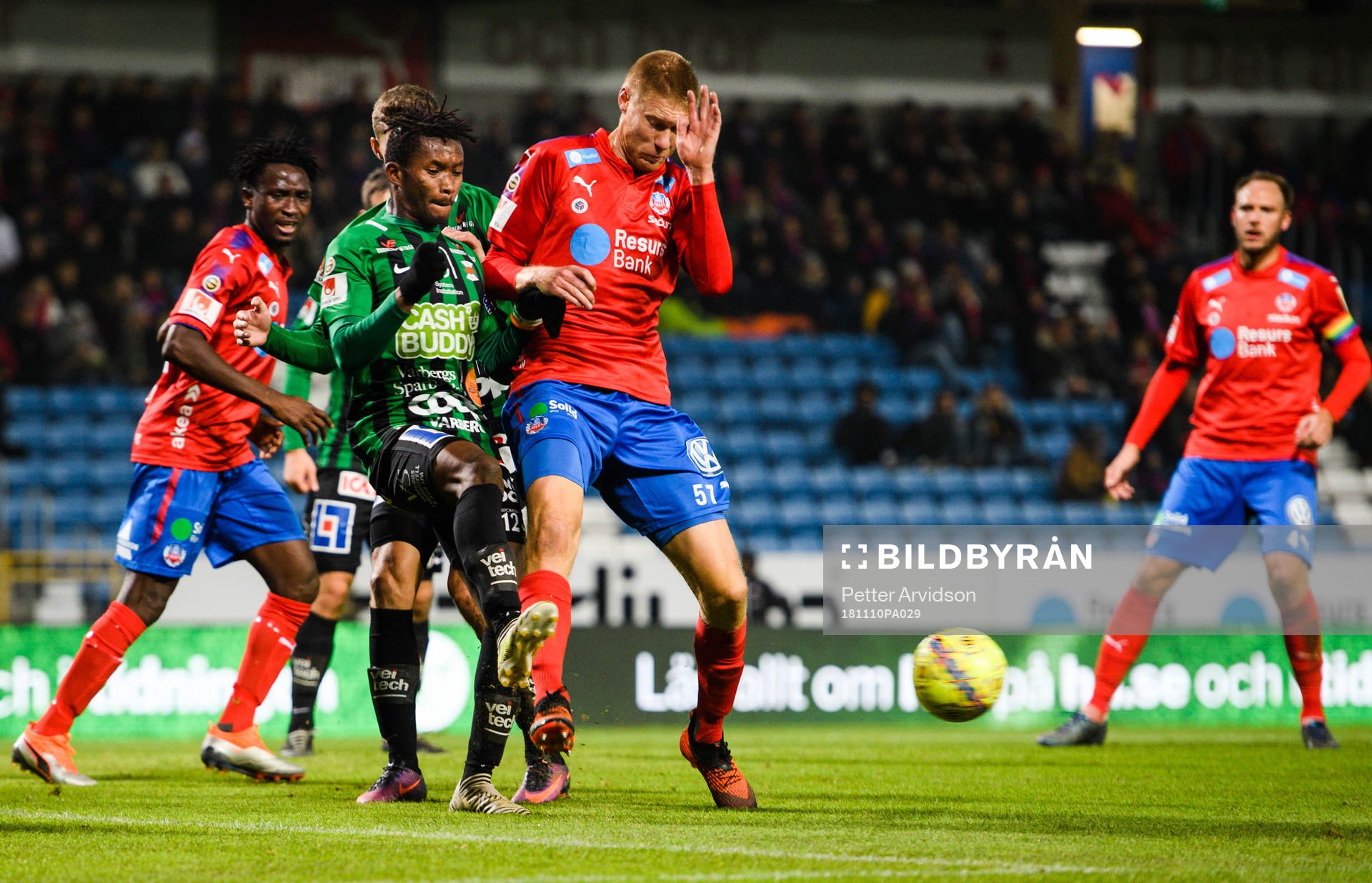 Varbergs Adama Fofana och Helsingborgs Markus Holgersson