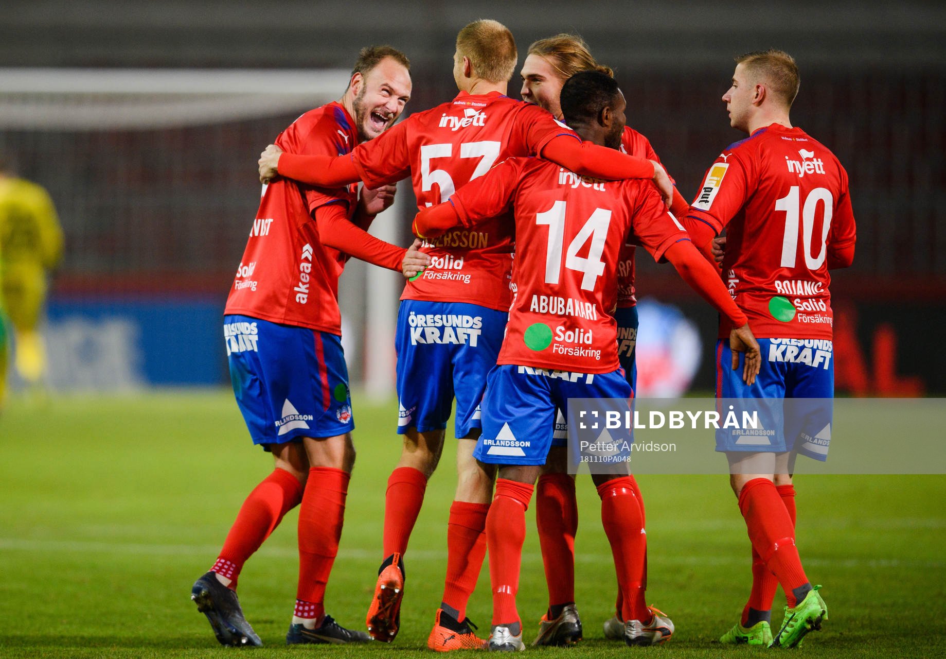Helsingborgs spelare jublar med Markus Holgersson