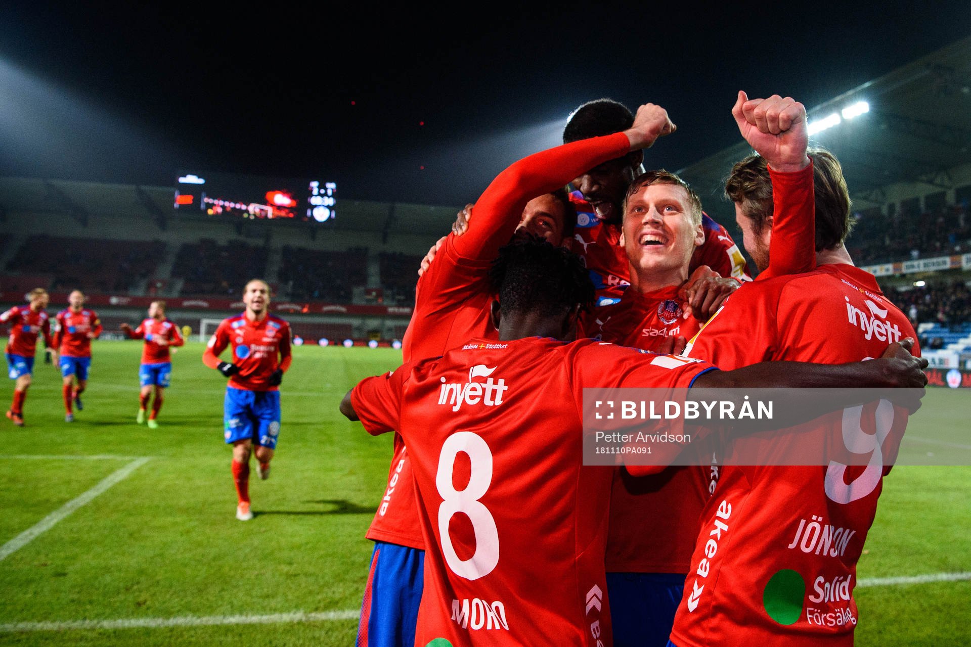 Helsingborgs spelare jublar med Andri Runar Bjarnason (m)