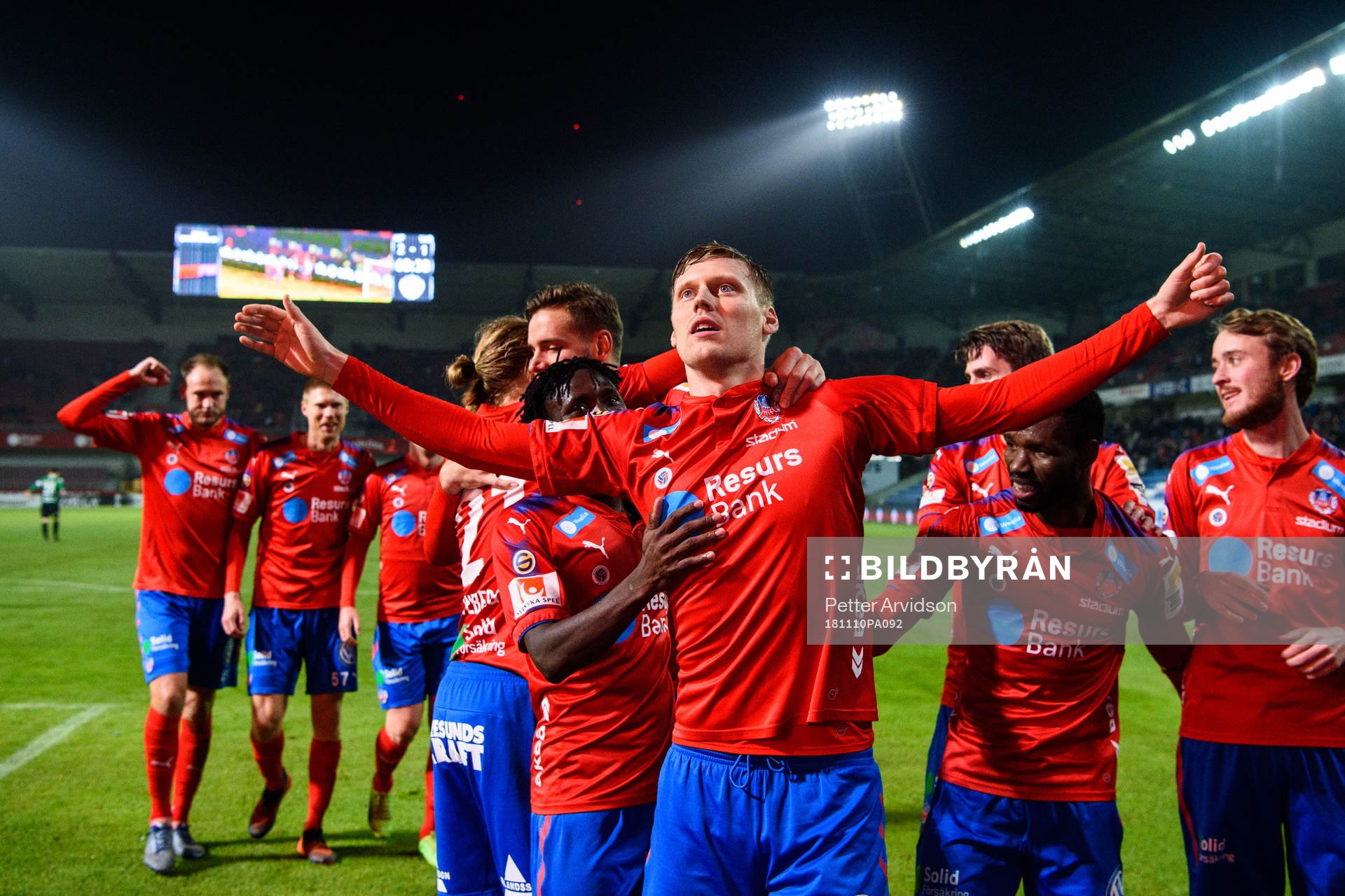 Helsingborgs spelare jublar med Andri Runar Bjarnason (m) efter hans 2-1 mål under fotbollsmatchen i Superettan mellan Helsingborg och Varberg den 10 november 2018 I Helsingborg.