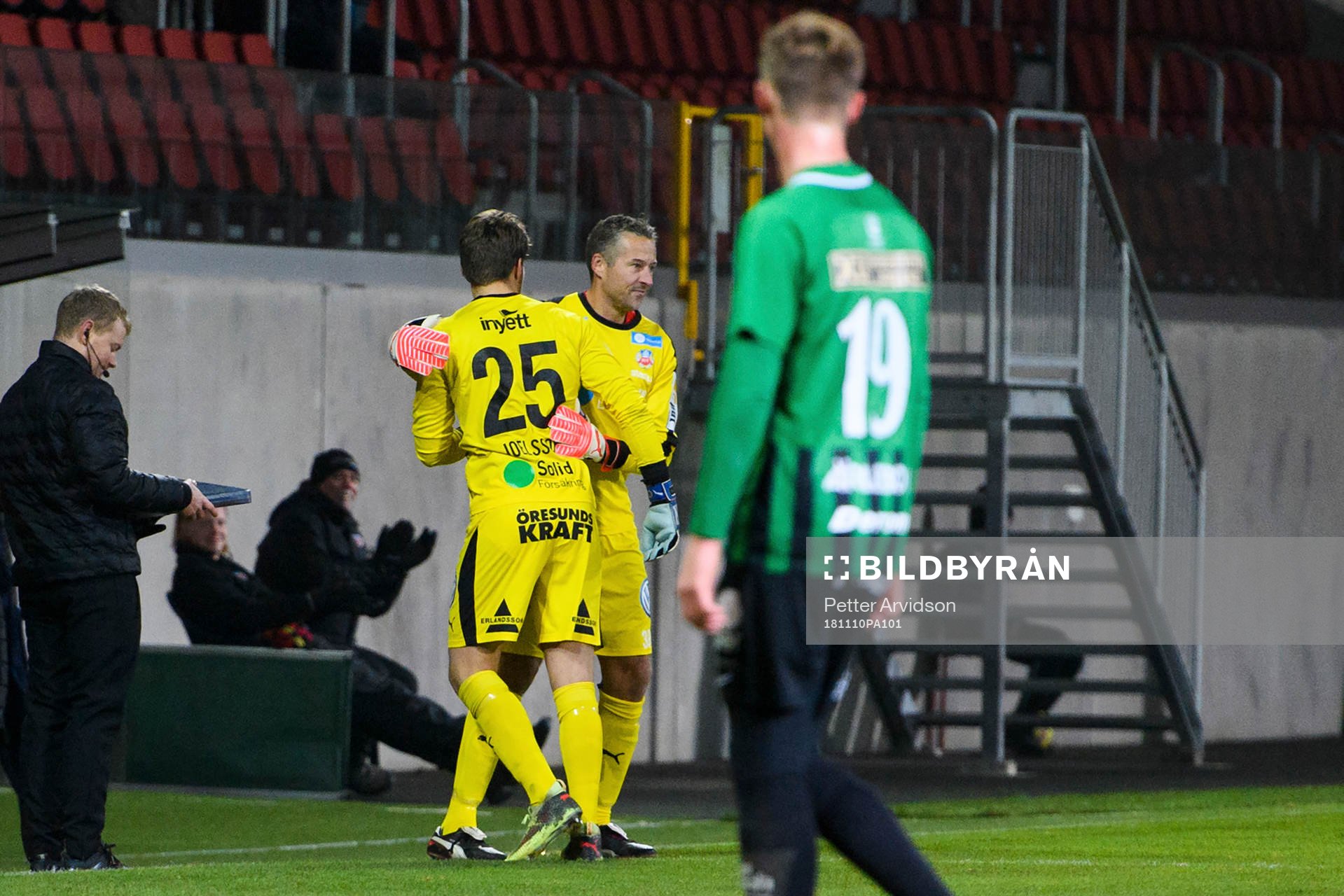 Helsingborgs målvakt Kalle Joelsson gör ett byte
