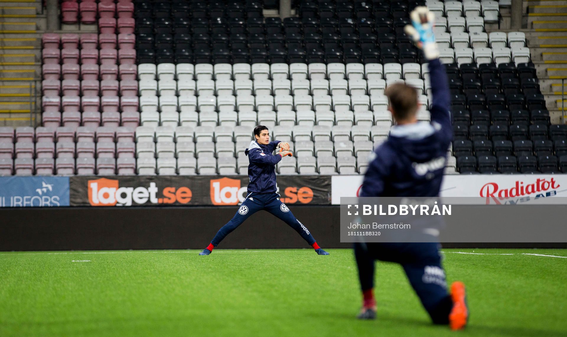 IFK Göteborgs målvakt Tom Amos värmer upp