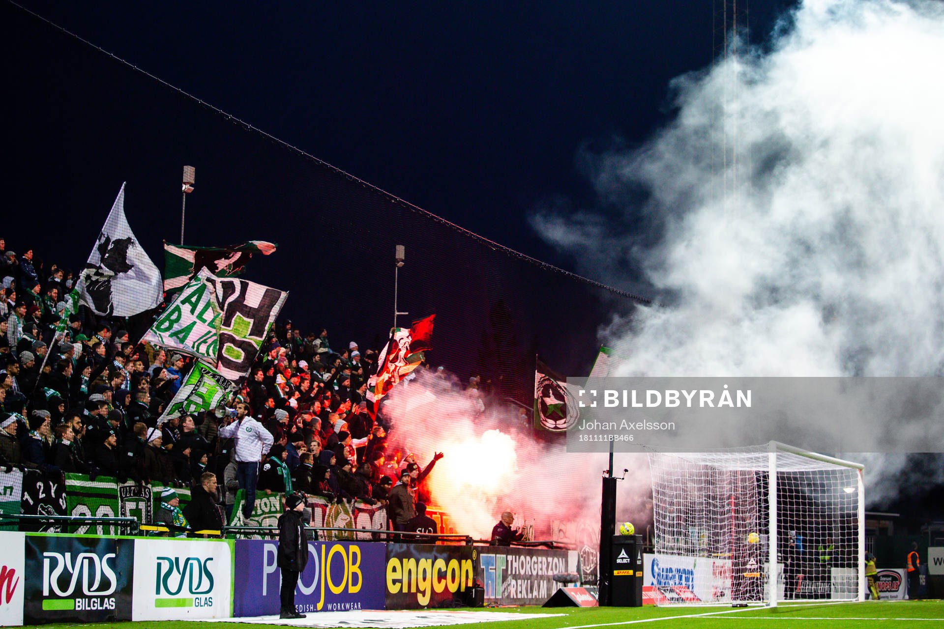 Hammarbys supportar med bengaler