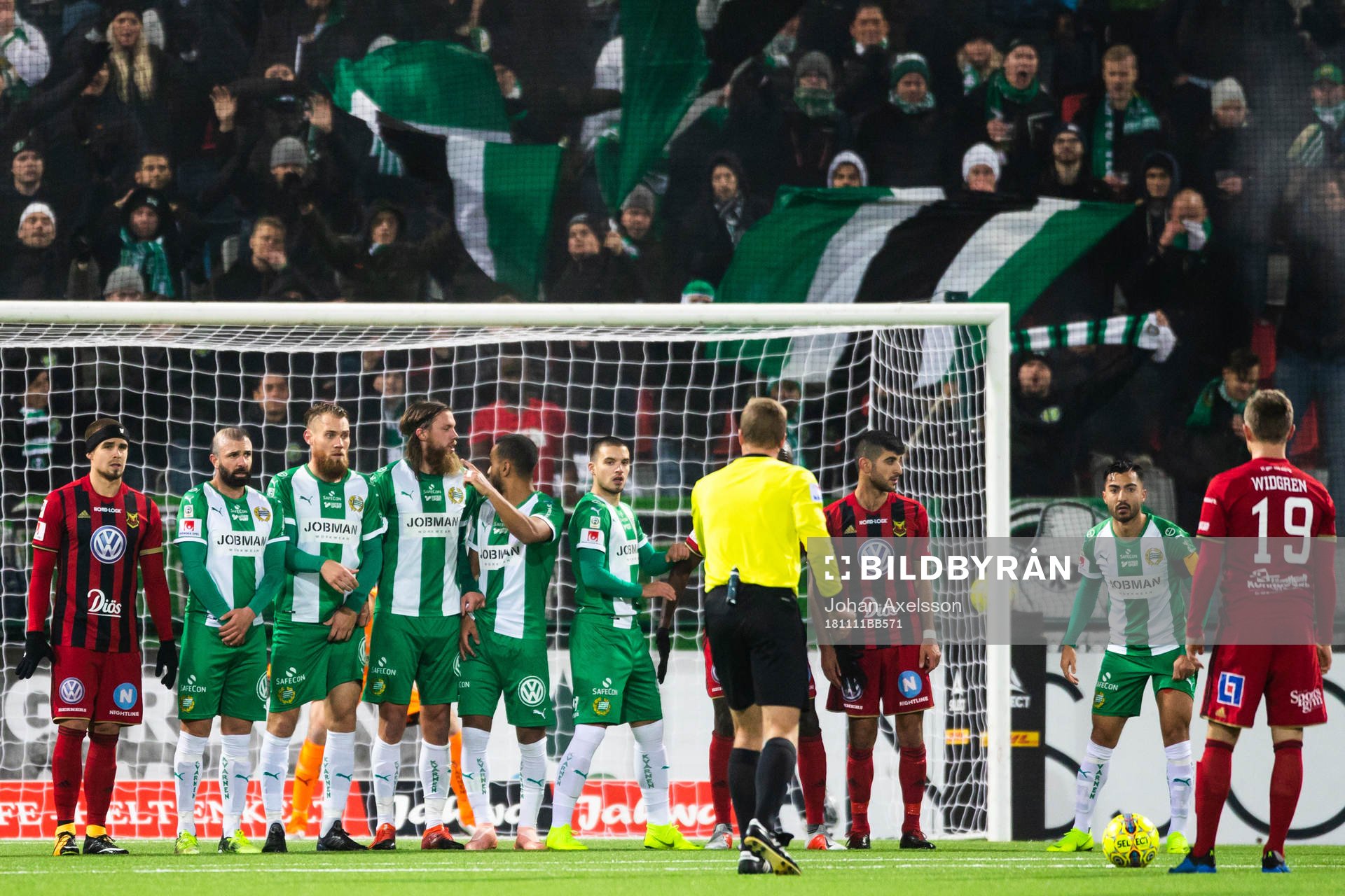 Östersunds spelare med en frispark