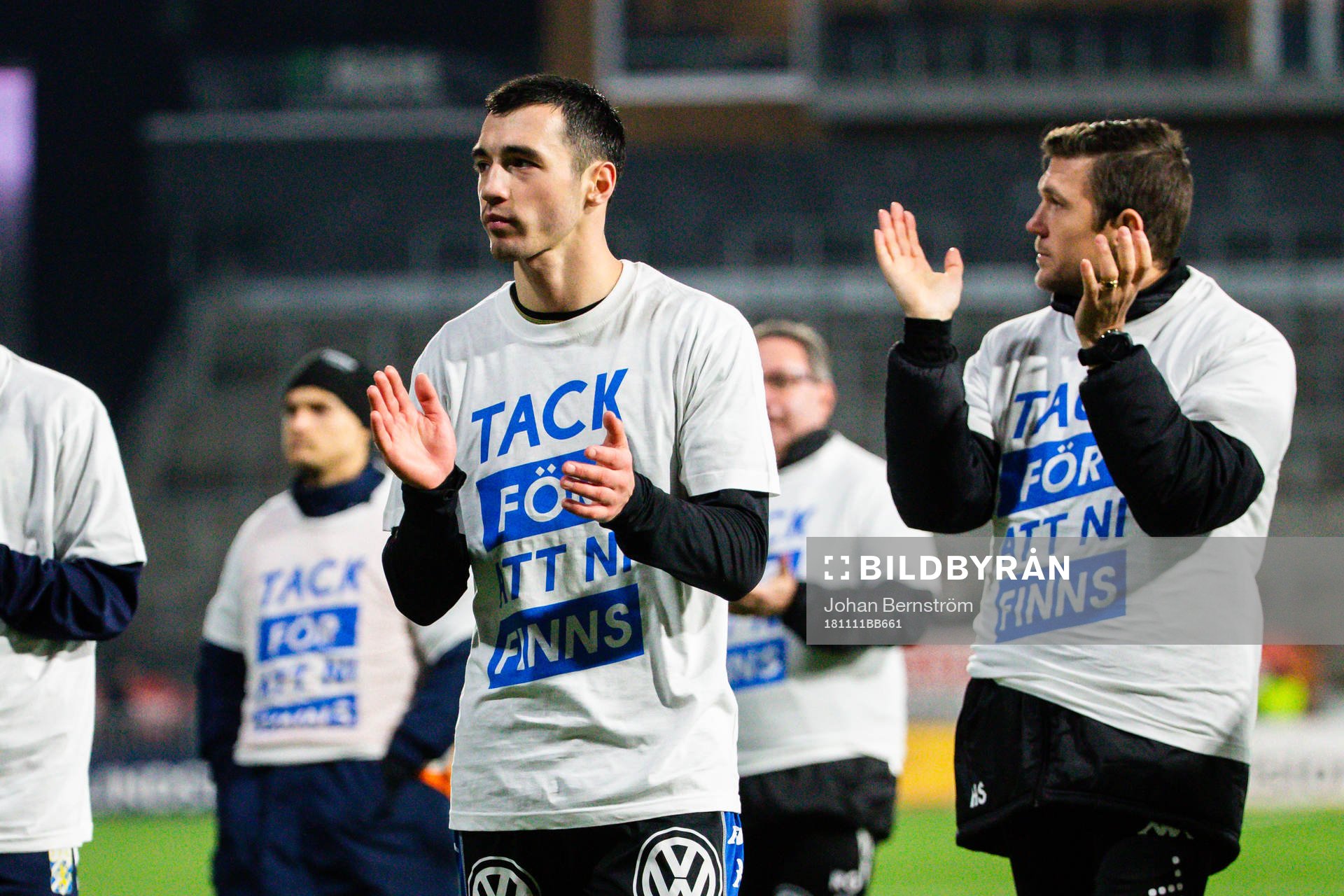 IFK Göteborgs Giorgi Kharaishvili tackar publiken med