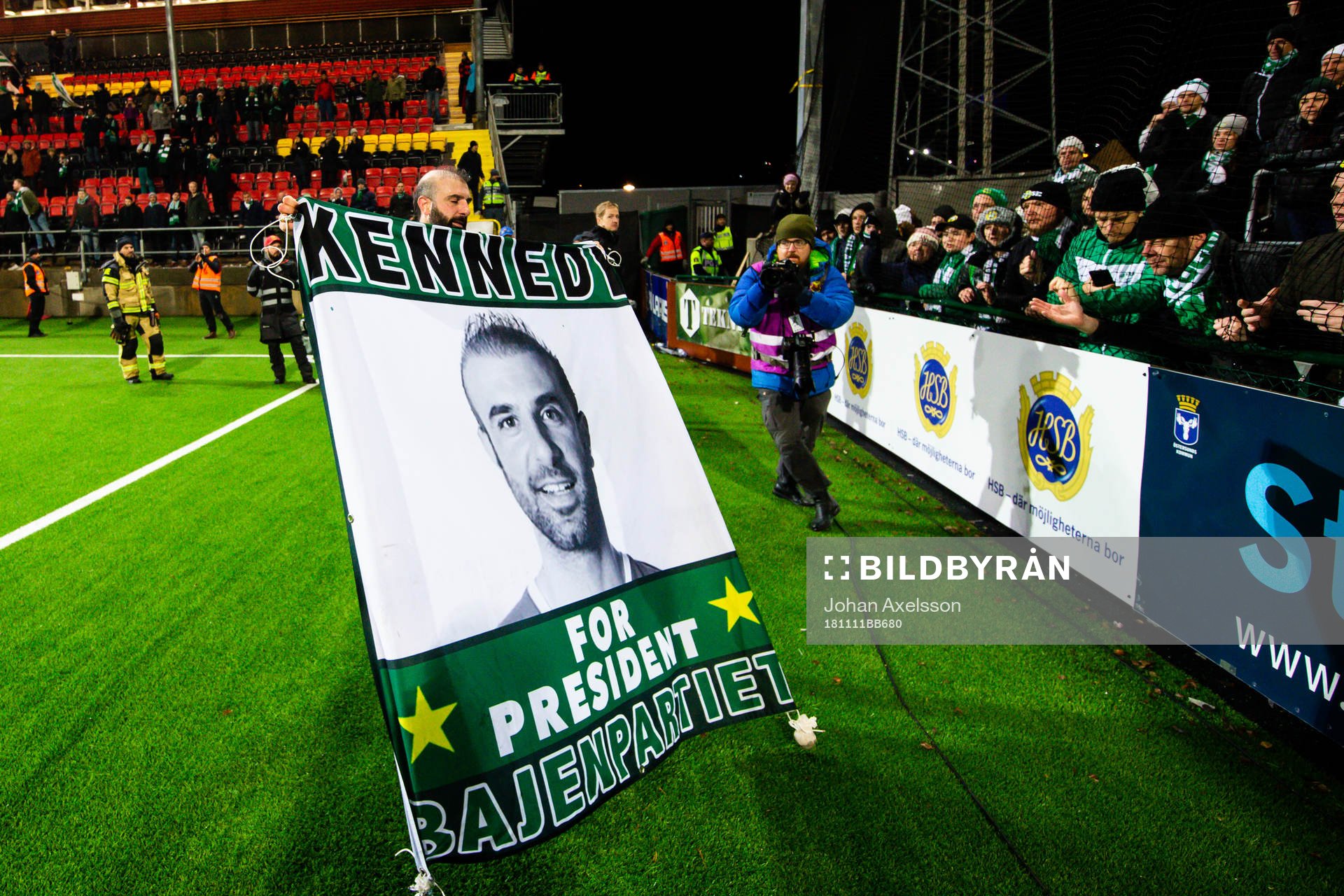 Hammarbys Kennedy Bakircioglu med en hyllningsbanderoll