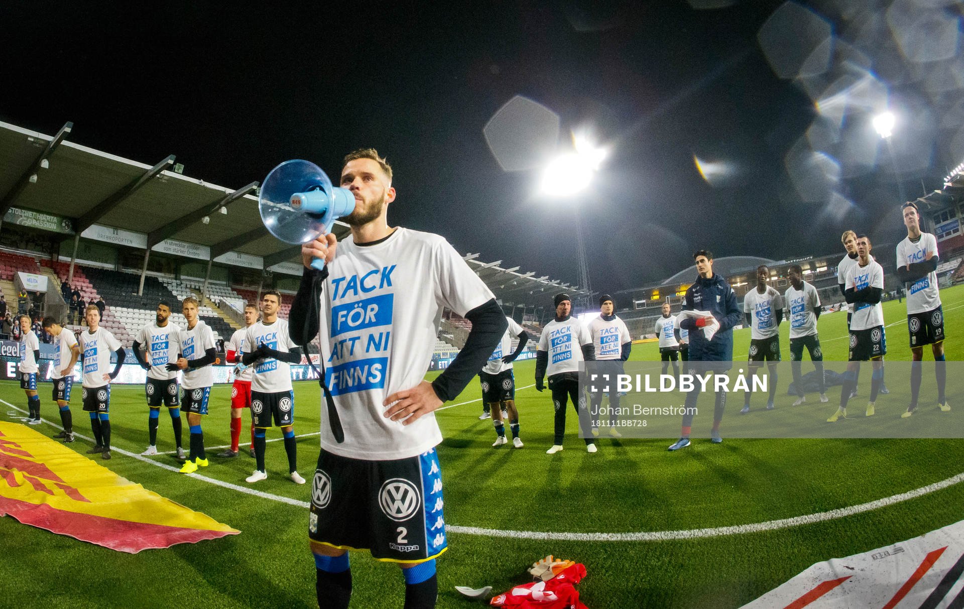 IFK Göteborgs Emil Salomonsson tackar fansen efter matchen med en tröja med texten tack för att ni finns under fotbollsmatchen i Allsvenskan mellan Örebro och IFK Göteborg den 11 november 2018 i Örebro.
