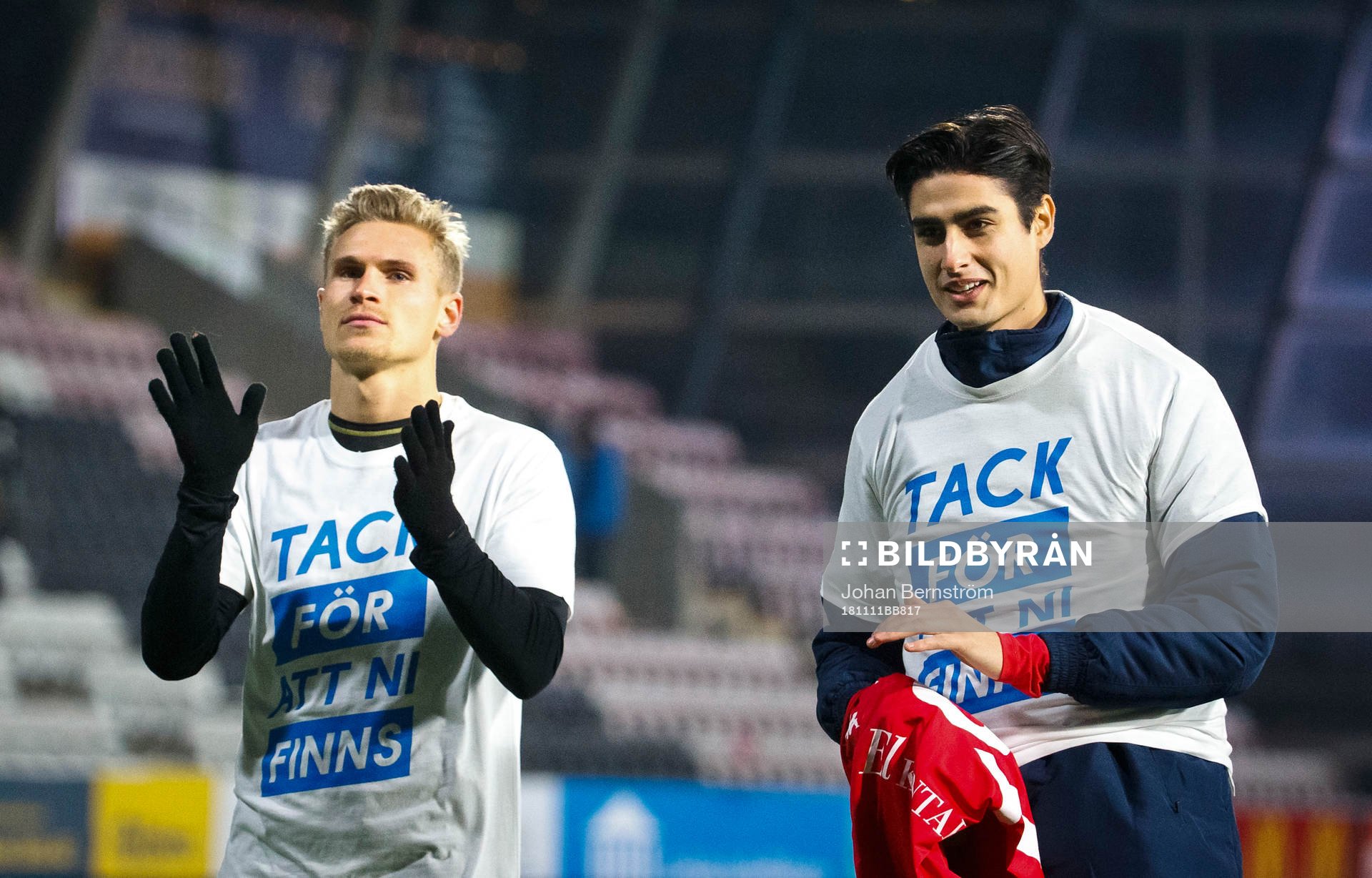 IFK Göteborgs Carl Starfelt tackar publiken efter fotbollsmatchen i Allsvenskan mellan Örebro och IFK Göteborg den 11 november 2018 i Örebro.
