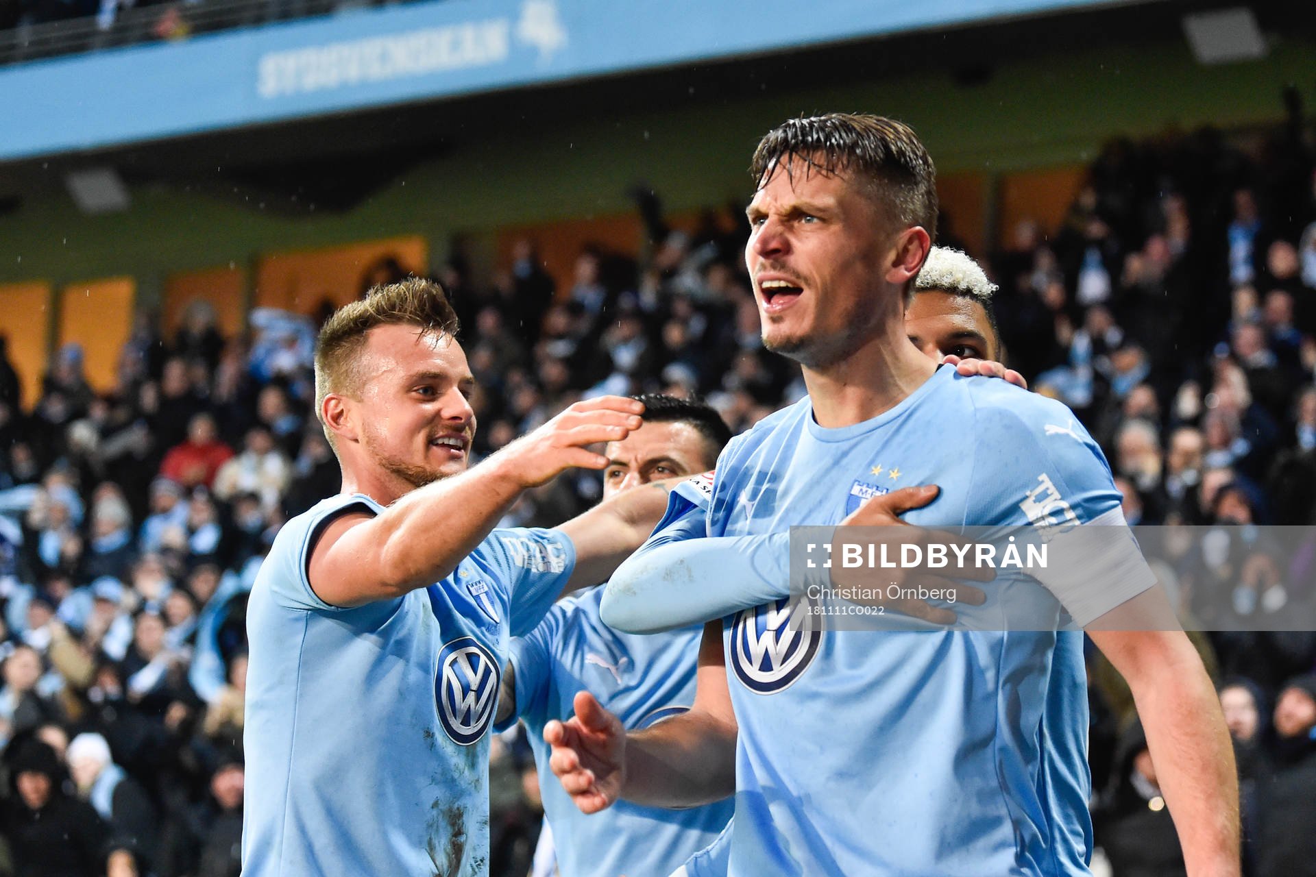 Malmö FFs Markus Rosenberg kramas om av lagkamrater