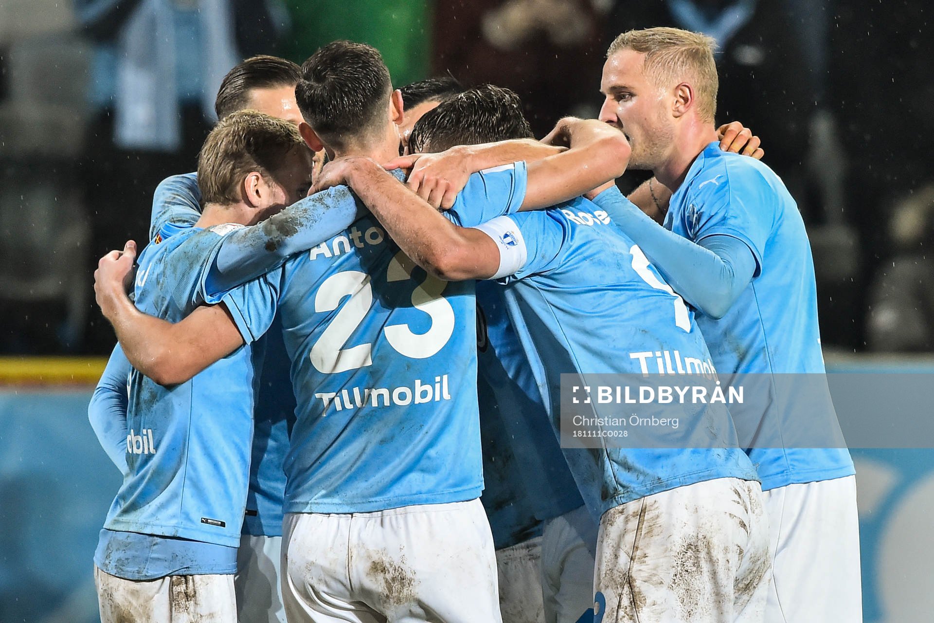 Malmö FFs Marcus Antonsson blir omkramad av lagkamrater