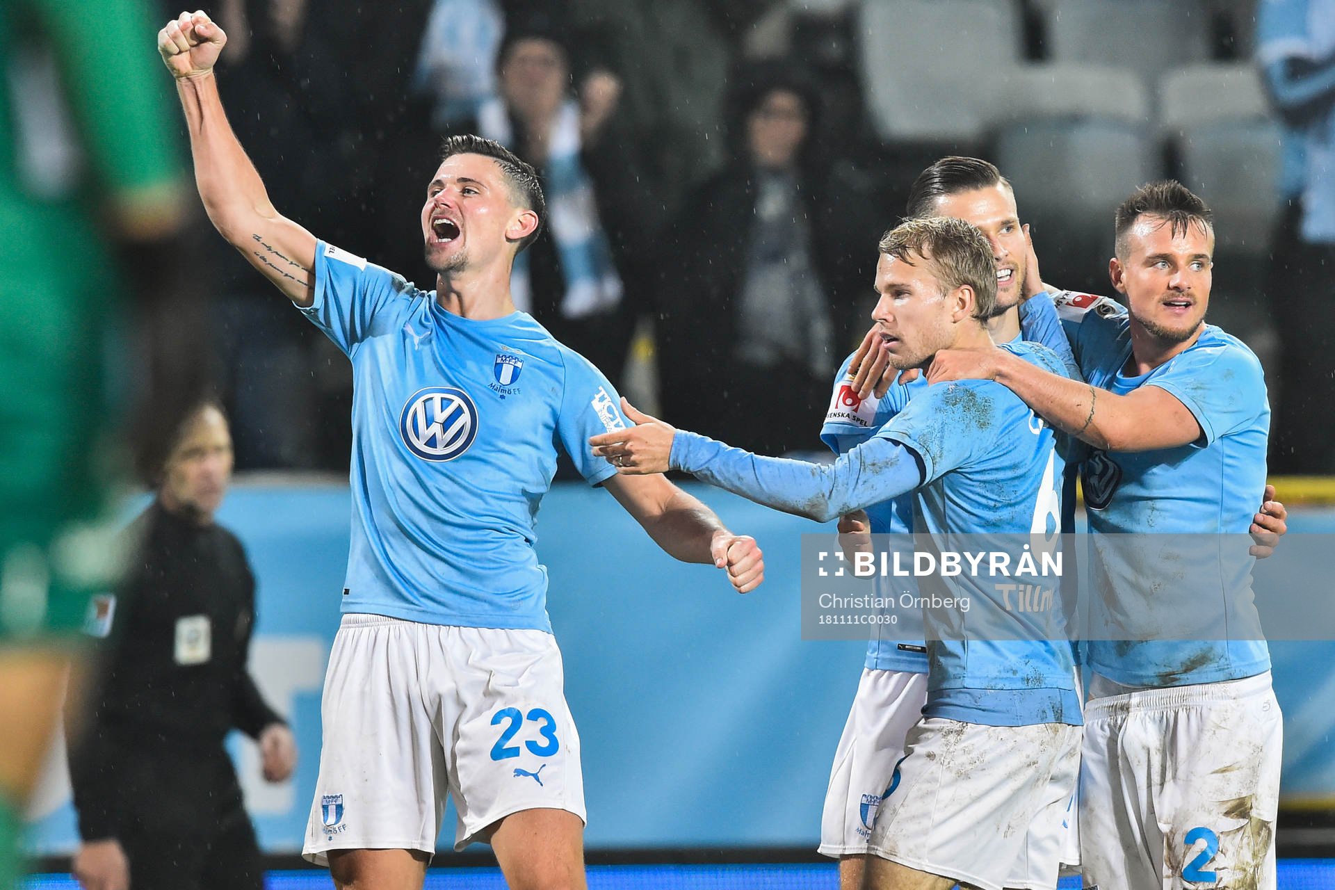 Malmö FFs Marcus Antonsson jublar med lagkamrater efter 2-0 under fotbollsmatchen i Allsvenskan mellan Malmö FF och Elfsborg den 11 november 2018 i Malmö.