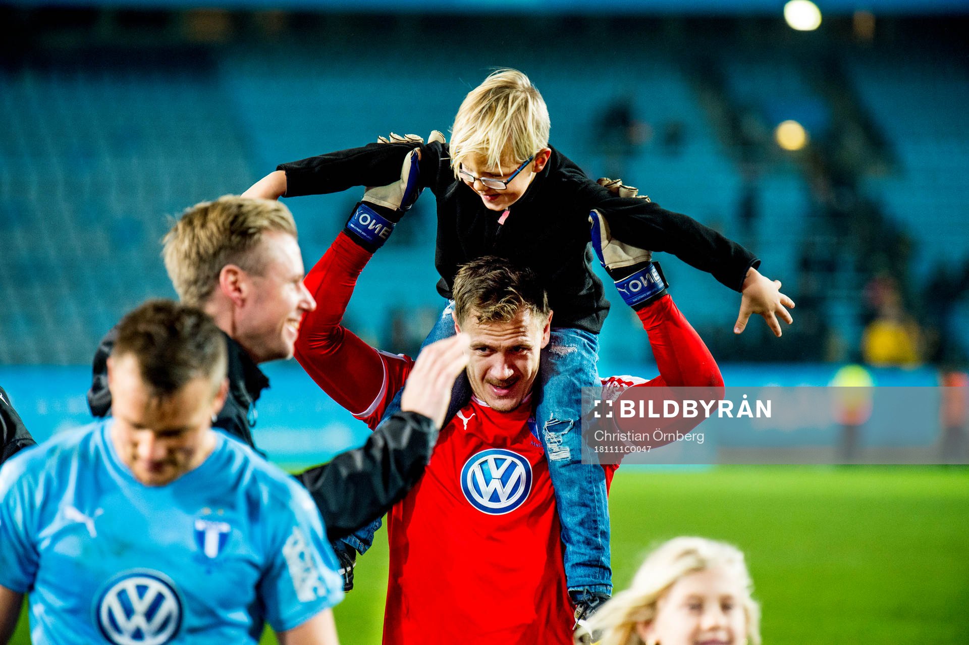Malmö FFs målvakt Johan Dahlin jublar med barnen