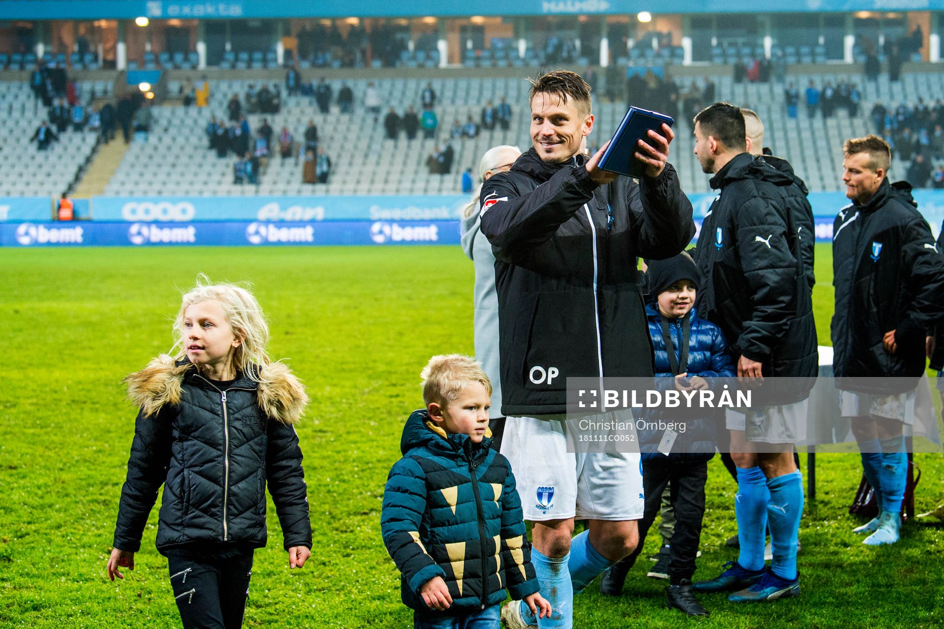 Malmö FFs Markus Rosenberg tar emot tredje pris under fotbollsmatchen i Allsvenskan mellan Malmö FF och Elfsborg den 11 november 2018 i Malmö.