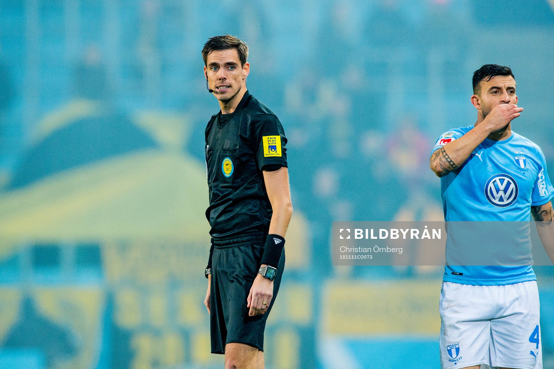Domaren Magnus Lingren och Malmö FFs Behrang Safari