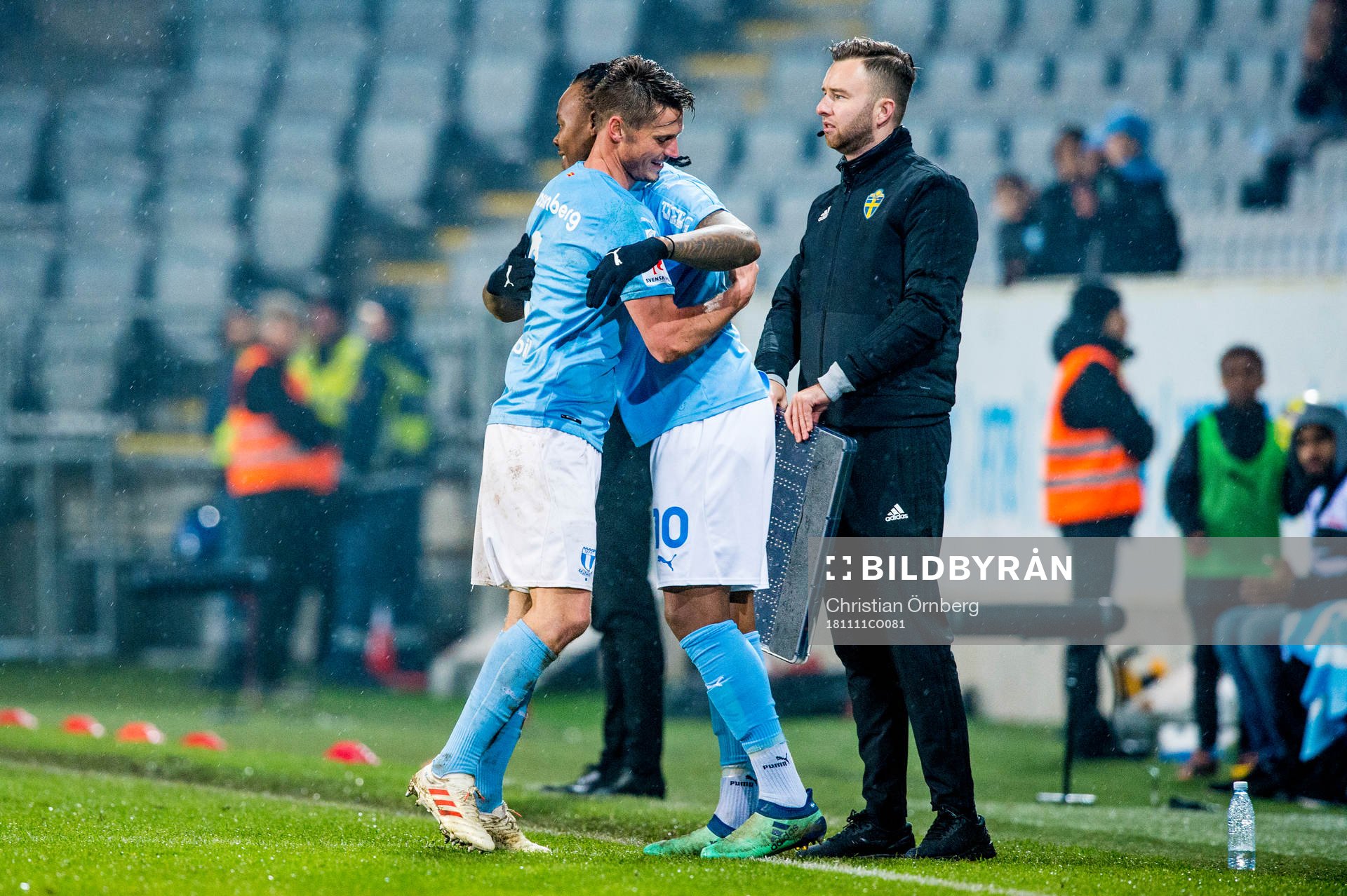 Malmö FFs Markus Rosenberg kramar om Carlos Strandberg när han byts ut under fotbollsmatchen i Allsvenskan mellan Malmö FF och Elfsborg den 11 november 2018 i Malmö.