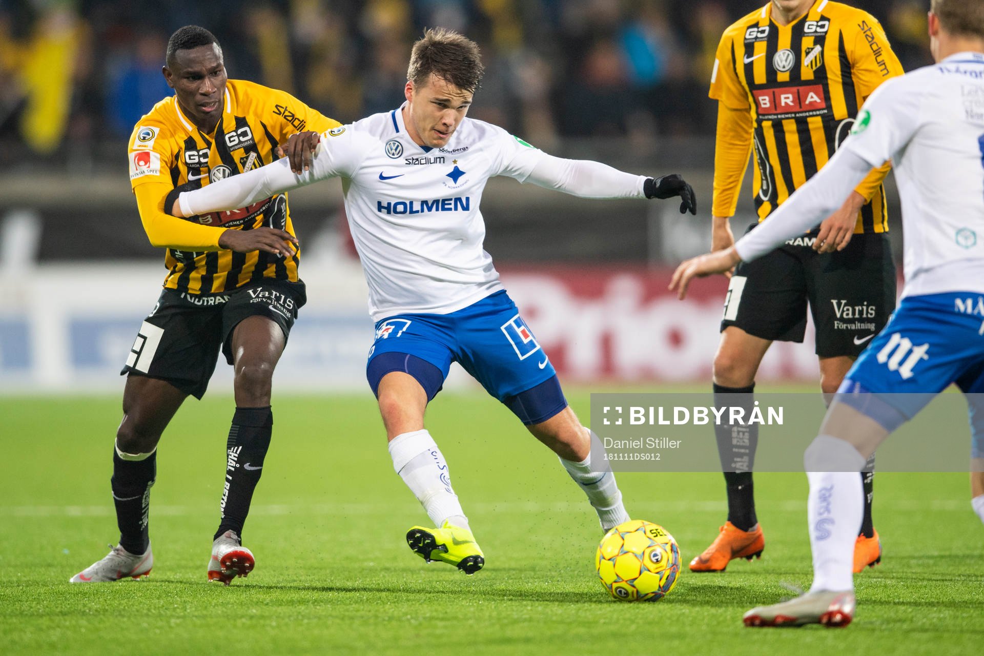 Häckens Elohor Ekpolo och Norrköpings Simon Skrabb i kamp