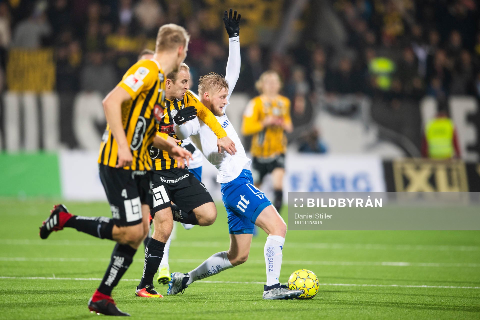 Norrköpings Kalle Holmberg och Häckens Kari Arkivuo i kamp om bollen under fotbollsmatchen i Allsvenskan mellan Häcken och Norrköping den 11 november 2018 i Göteborg.