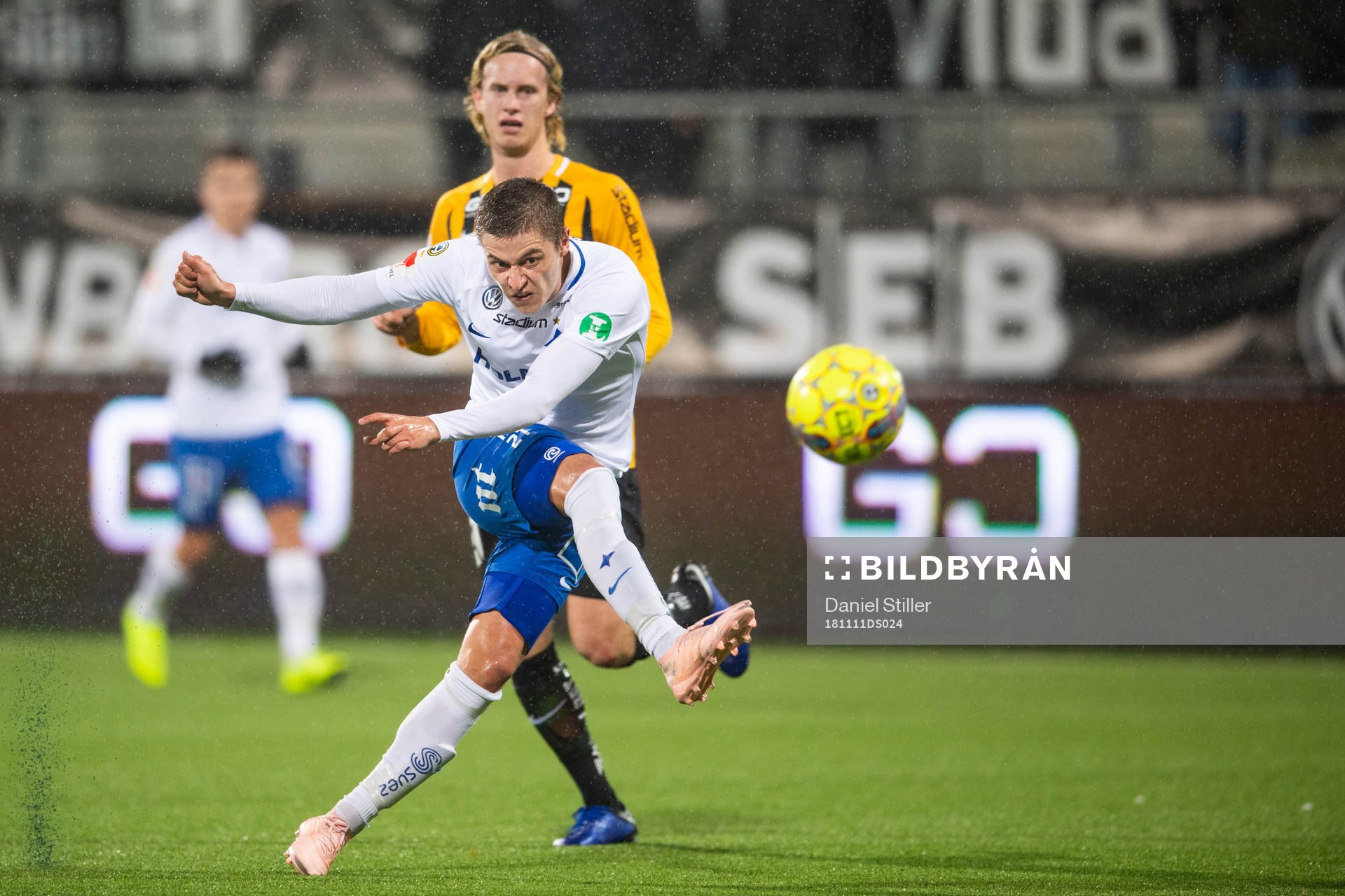 Norrköpings Simon Thern skjuter