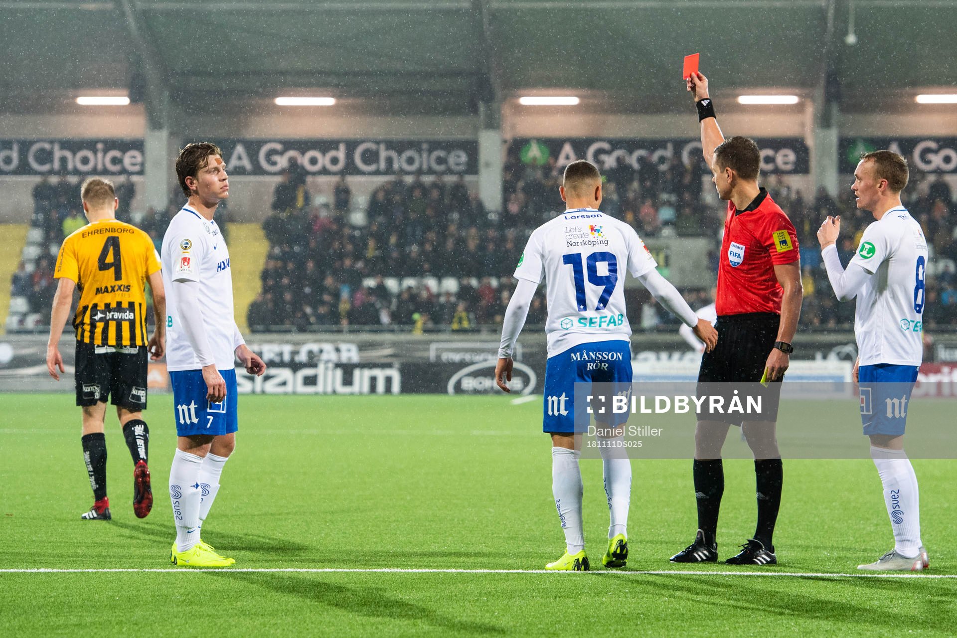 Häckens Juhani Ojala får rött kort
