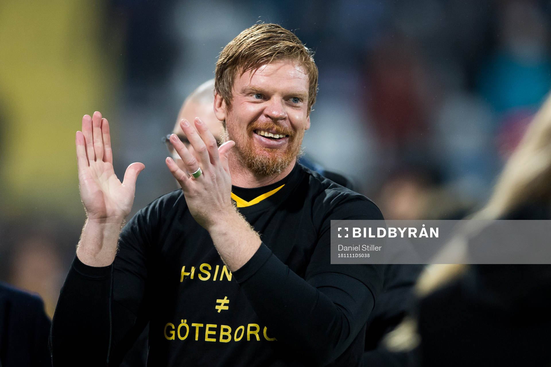 Häckens målvakt Christoffer Källqvist  tackas av