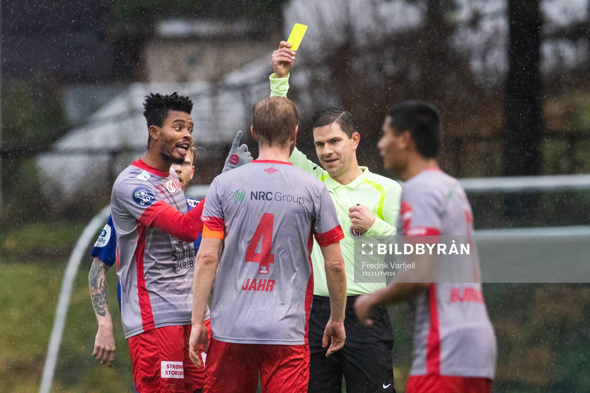 Kristian Jahr of Strømmen is gets a yeööow card from