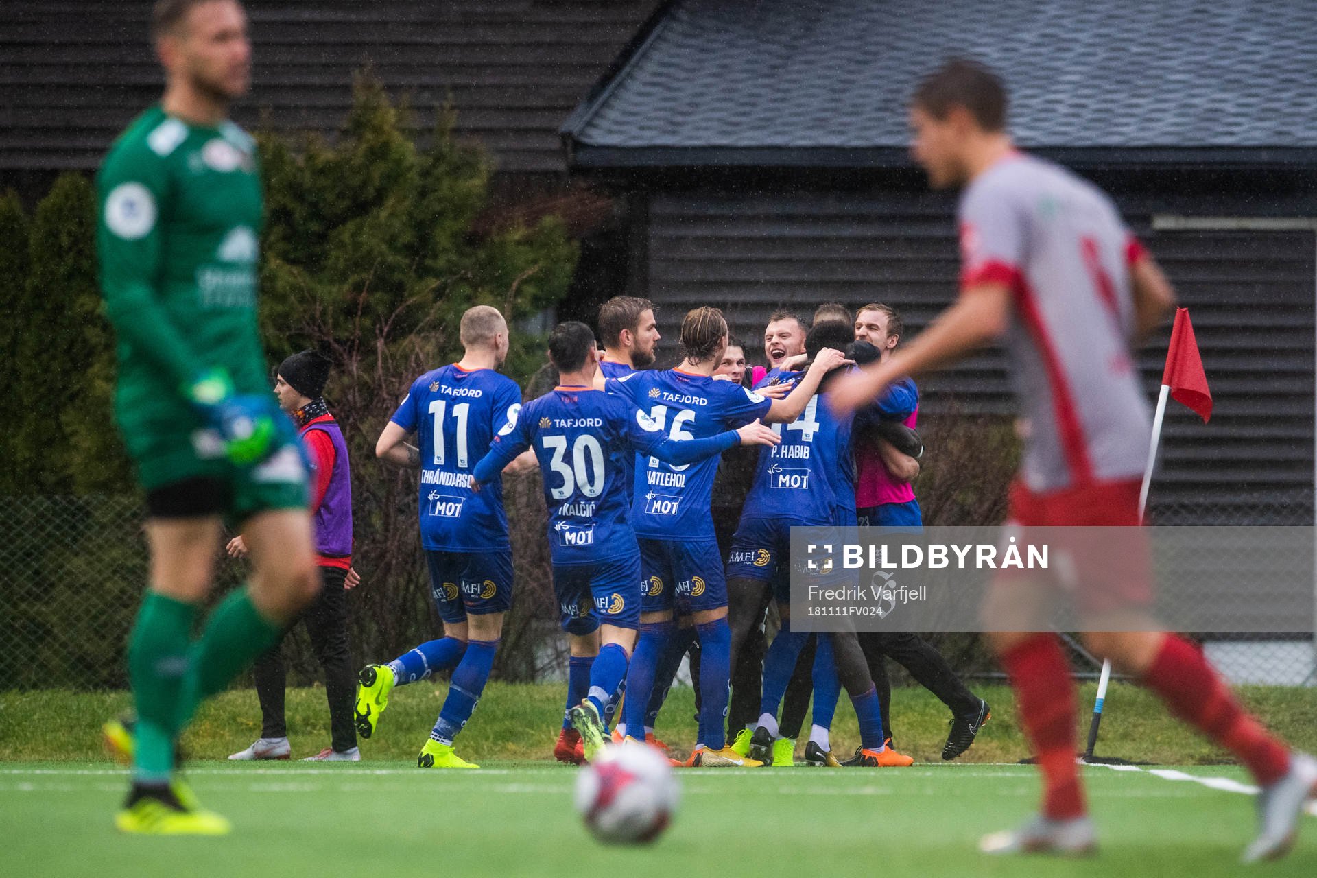 Hólmbert Fridjónsson of Aalesund celebrates with team